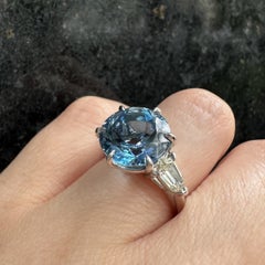 Bague vintage en platine certifiée GIA, sertie d'une aigue-marine ronde « Santa Maria Blue » et de diamants en forme d'aile de cerf sur les côtés