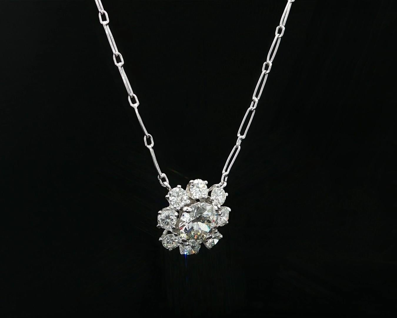 Taglio brillante Ciondolo a fiore in platino e oro d'epoca con diamanti a grappolo da 1,63 carati, Hand Made in vendita