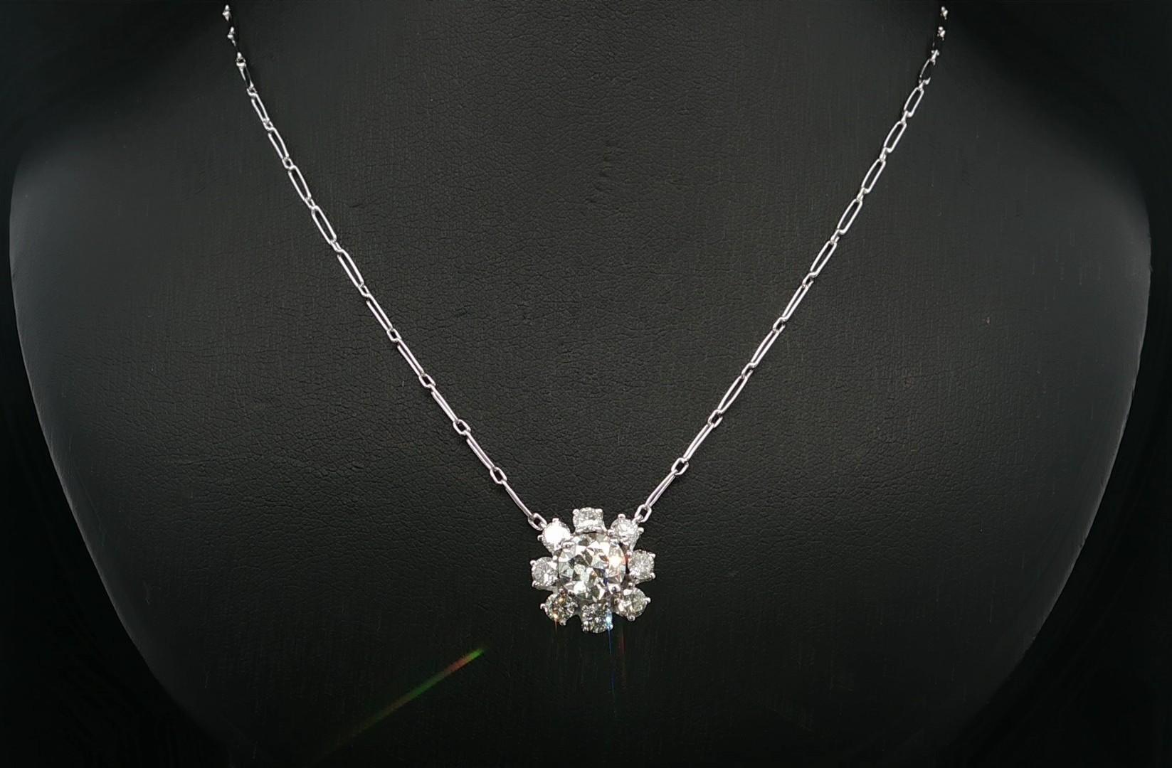 Ciondolo a fiore in platino e oro d'epoca con diamanti a grappolo da 1,63 carati, Hand Made in vendita 1