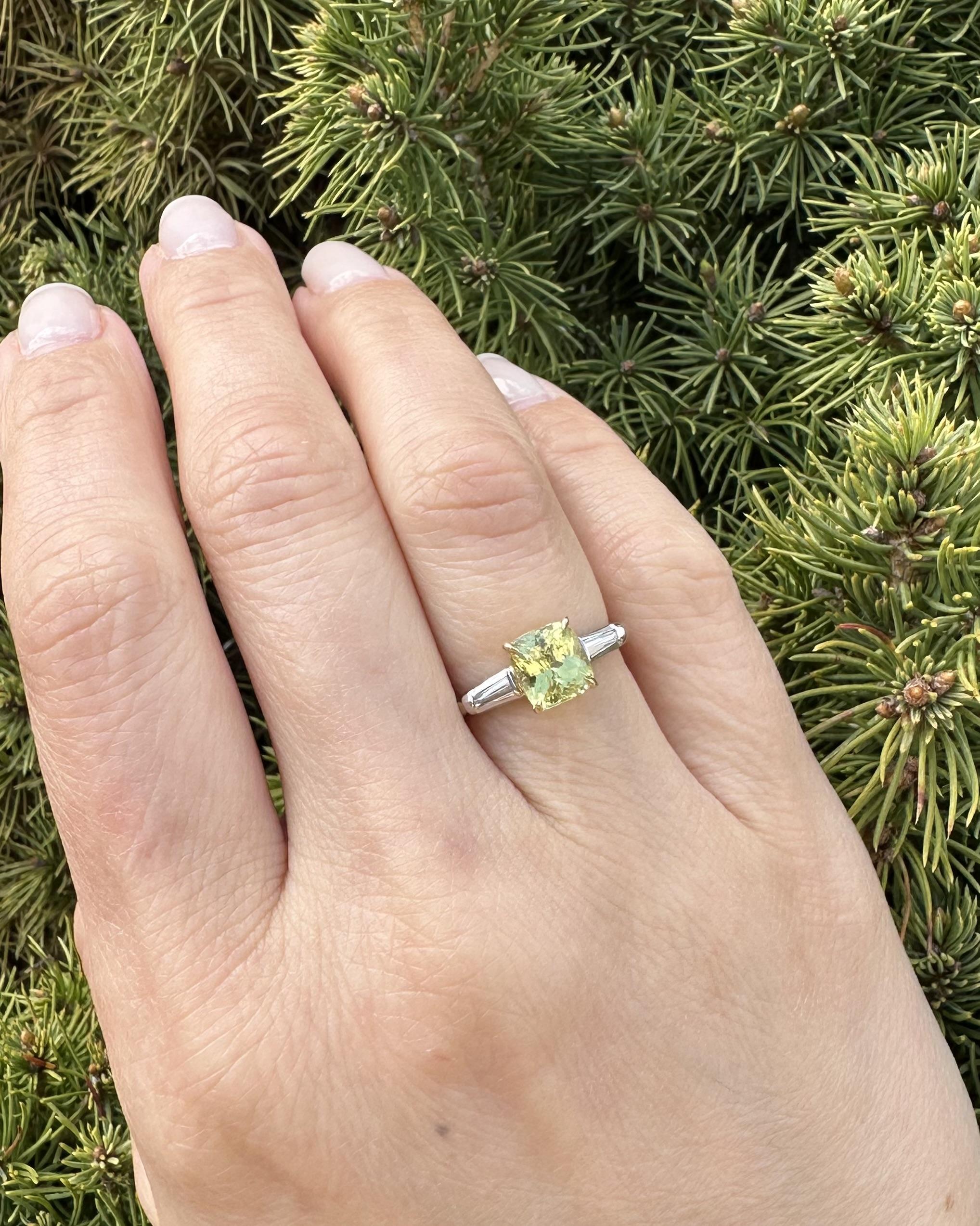 Anello vintage in oro platino AGCL con zaffiro giallo a cuscino da 2,28 carati e diamanti ai lati in vendita 7