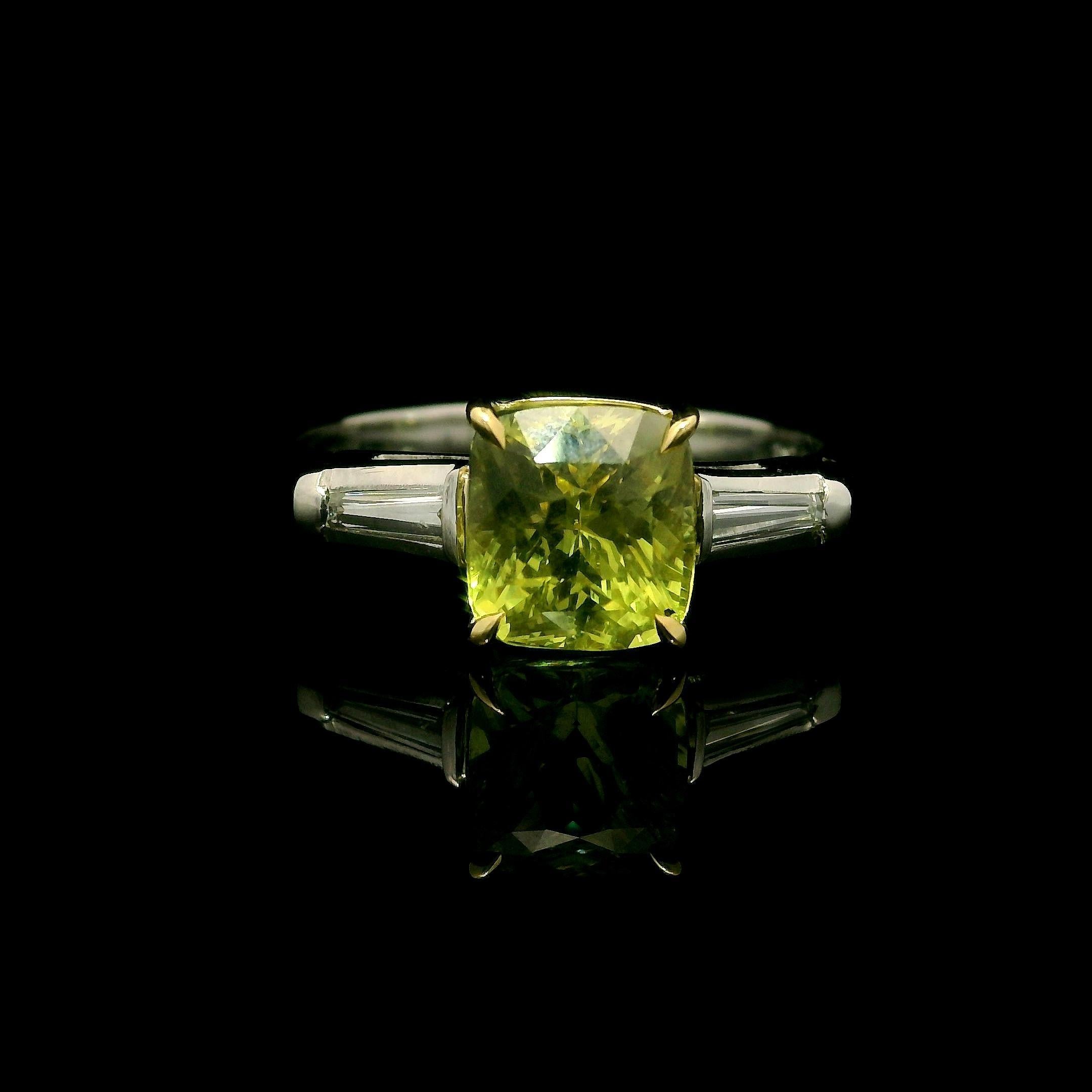 Taglio cuscino Anello vintage in oro platino AGCL con zaffiro giallo a cuscino da 2,28 carati e diamanti ai lati in vendita