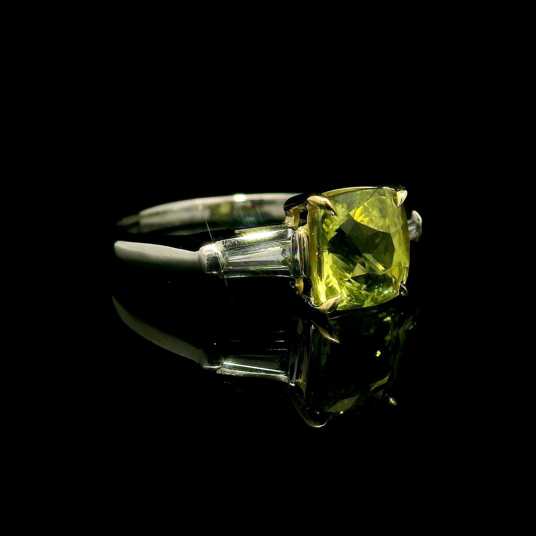 Anello vintage in oro platino AGCL con zaffiro giallo a cuscino da 2,28 carati e diamanti ai lati In condizioni ottime in vendita a Montclair, NJ