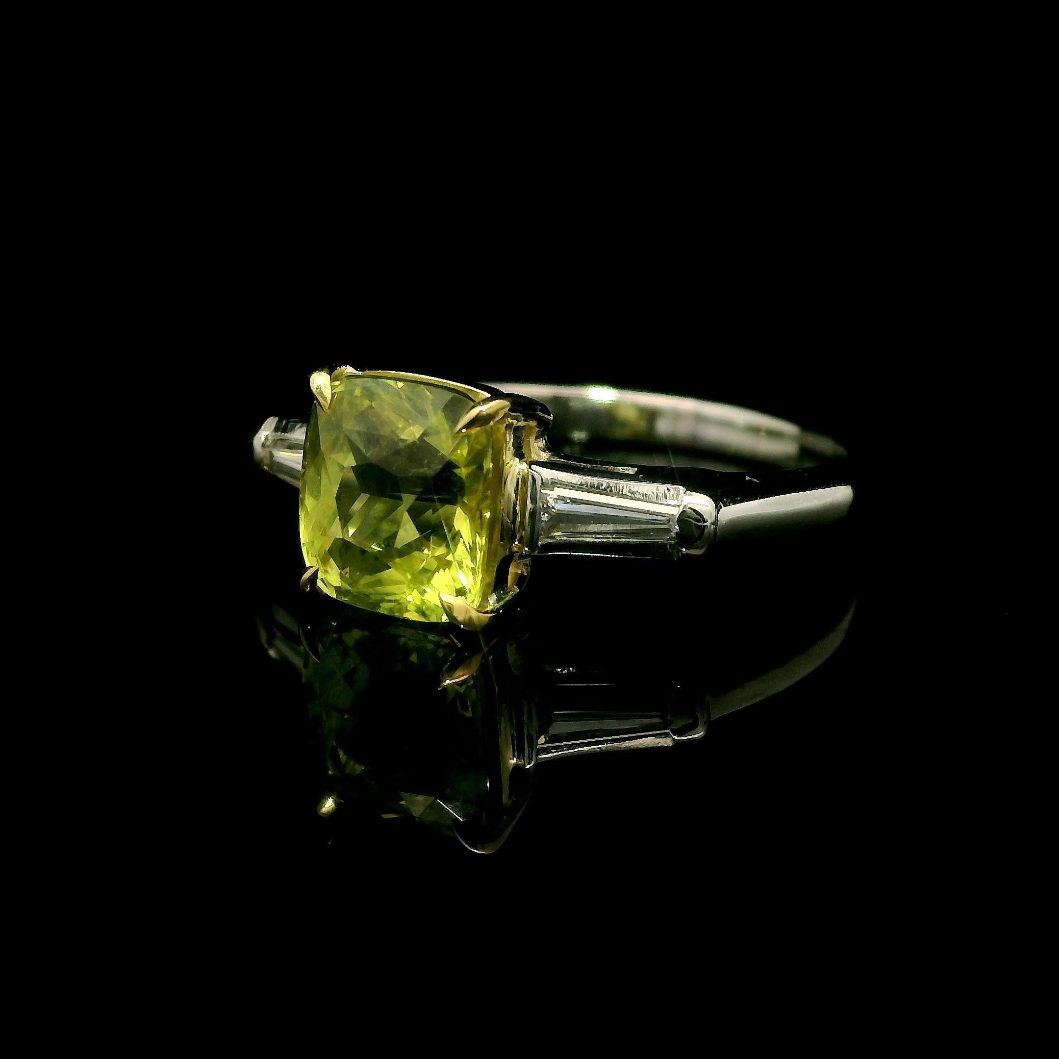 Donna Anello vintage in oro platino AGCL con zaffiro giallo a cuscino da 2,28 carati e diamanti ai lati in vendita