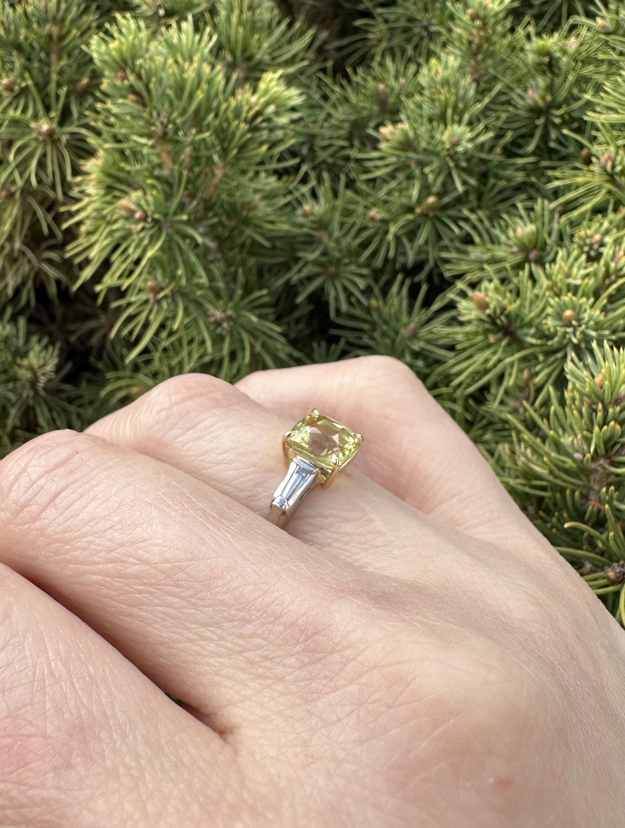 Anello vintage in oro platino AGCL con zaffiro giallo a cuscino da 2,28 carati e diamanti ai lati in vendita 1