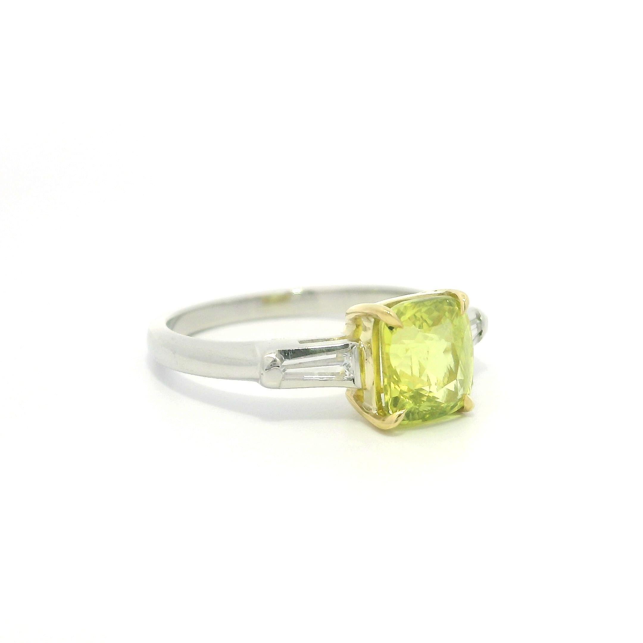 Anello vintage in oro platino AGCL con zaffiro giallo a cuscino da 2,28 carati e diamanti ai lati in vendita 3