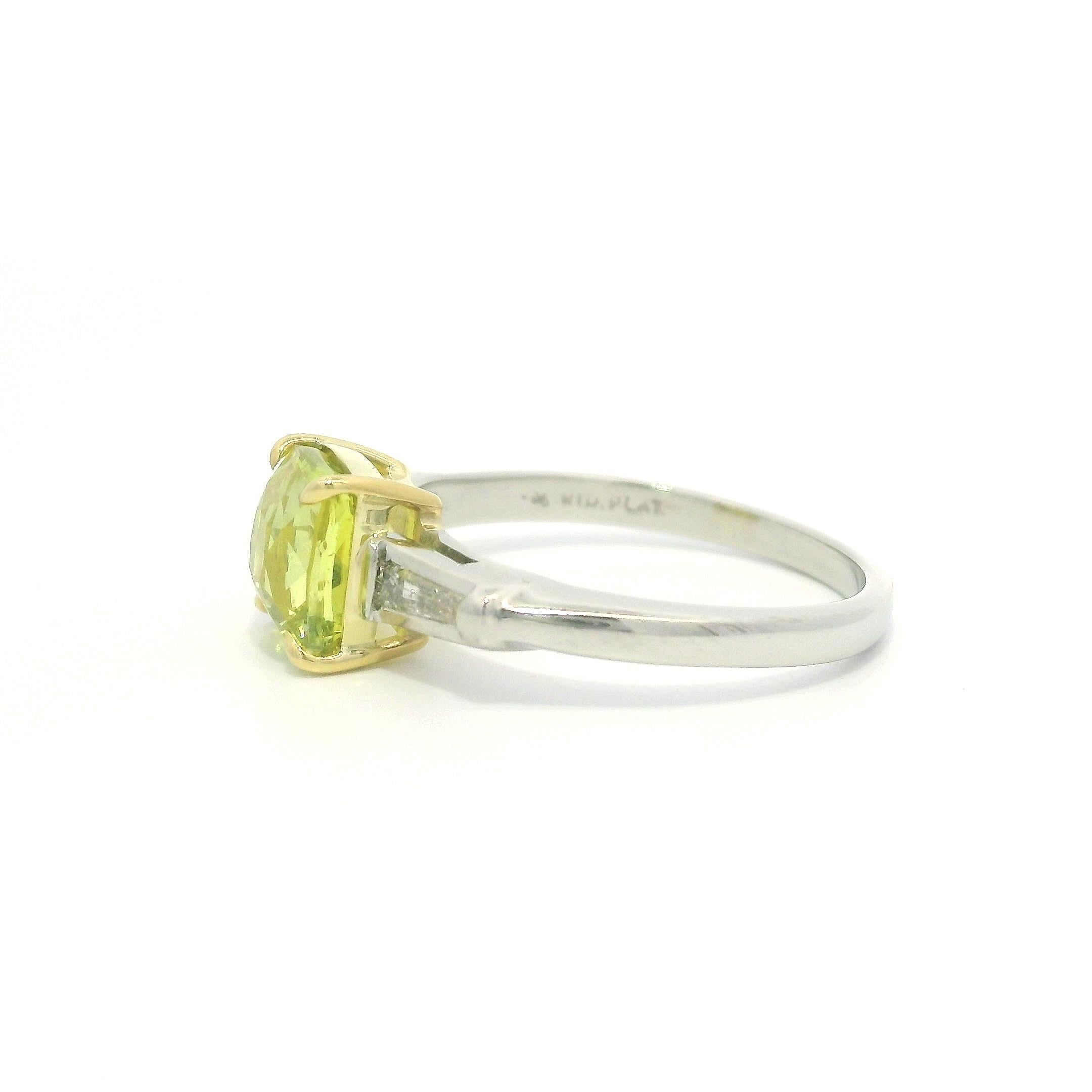 Anello vintage in oro platino AGCL con zaffiro giallo a cuscino da 2,28 carati e diamanti ai lati in vendita 4
