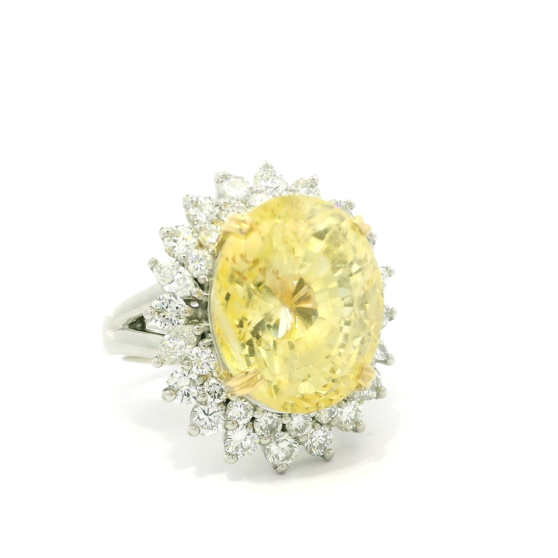 Bague vintage en platine et or GIA 20.68ctw Large No Heat Yellow Sapphire Diamond Ring en vente 10