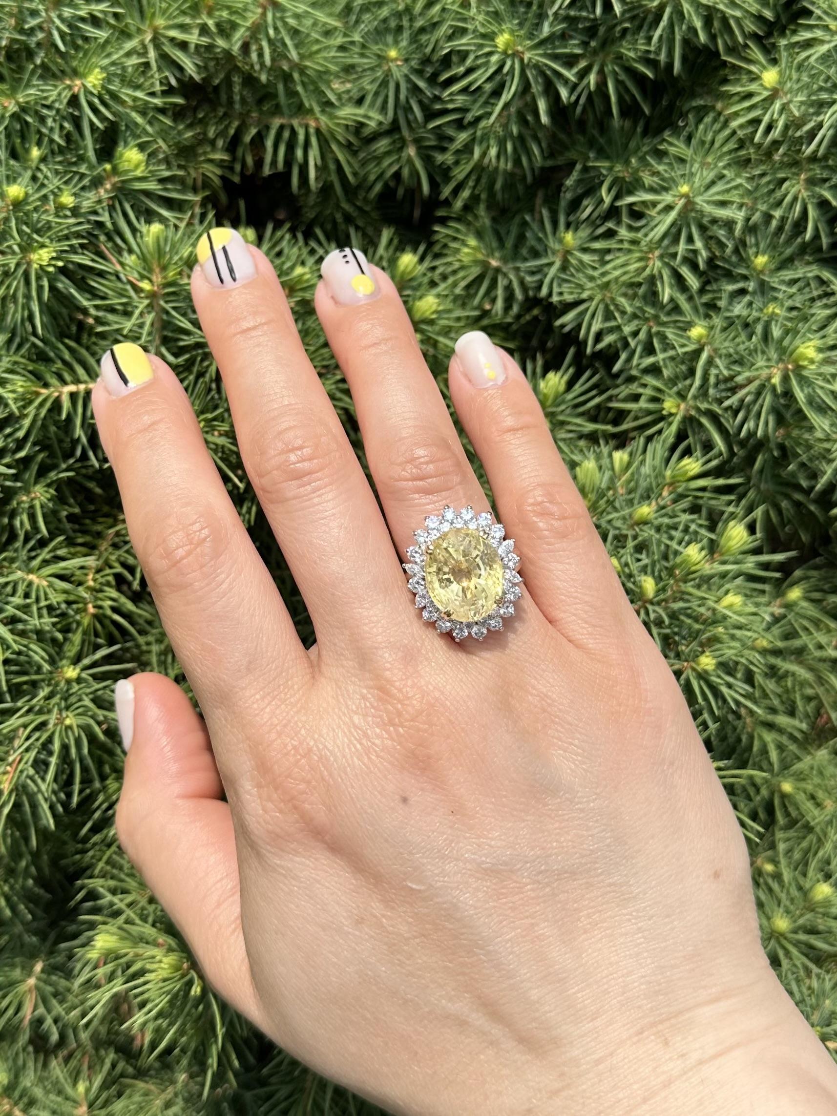 Bague vintage en platine et or GIA 20.68ctw Large No Heat Yellow Sapphire Diamond Ring en vente 11
