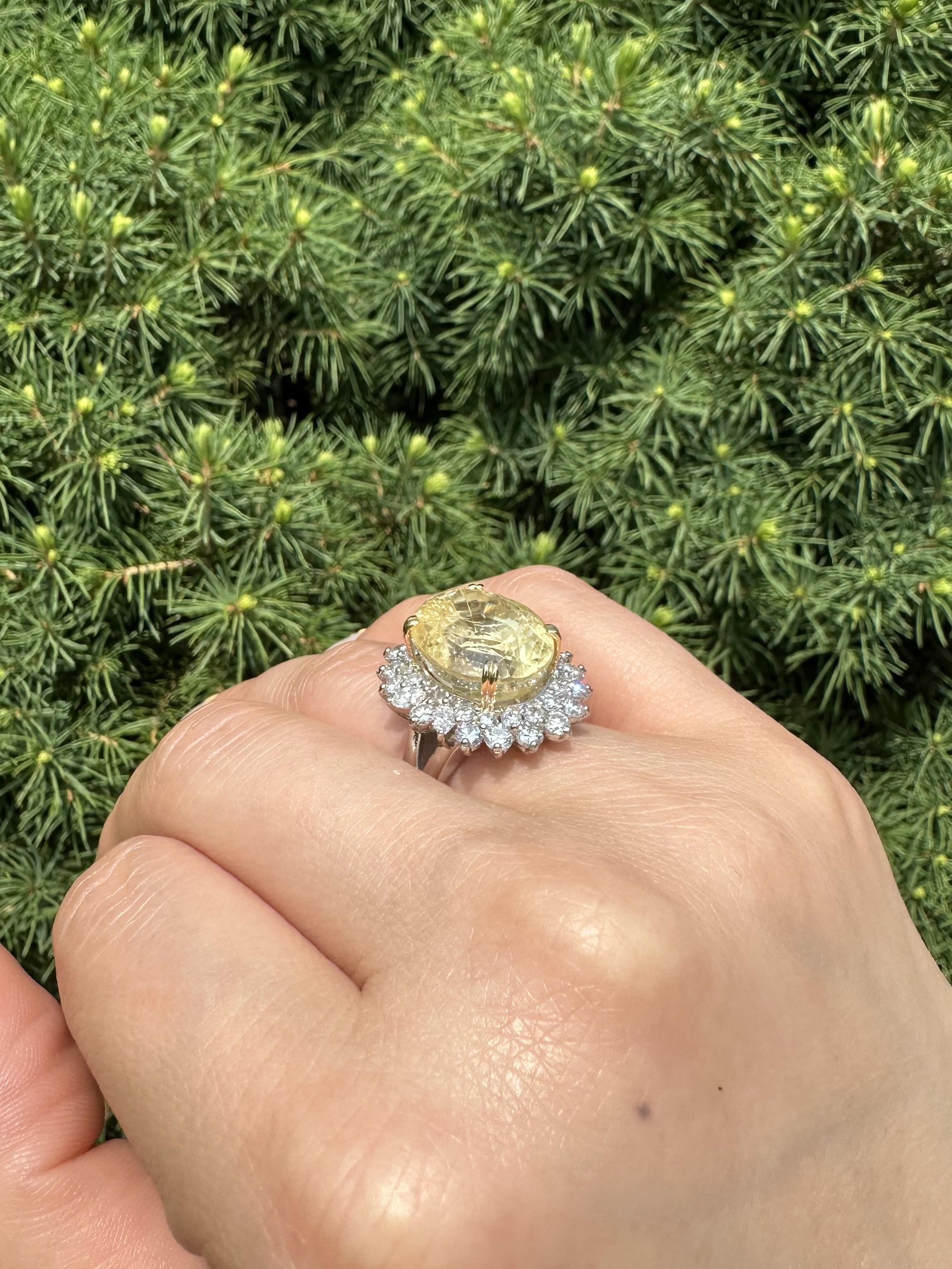 Bague vintage en platine et or GIA 20.68ctw Large No Heat Yellow Sapphire Diamond Ring en vente 12