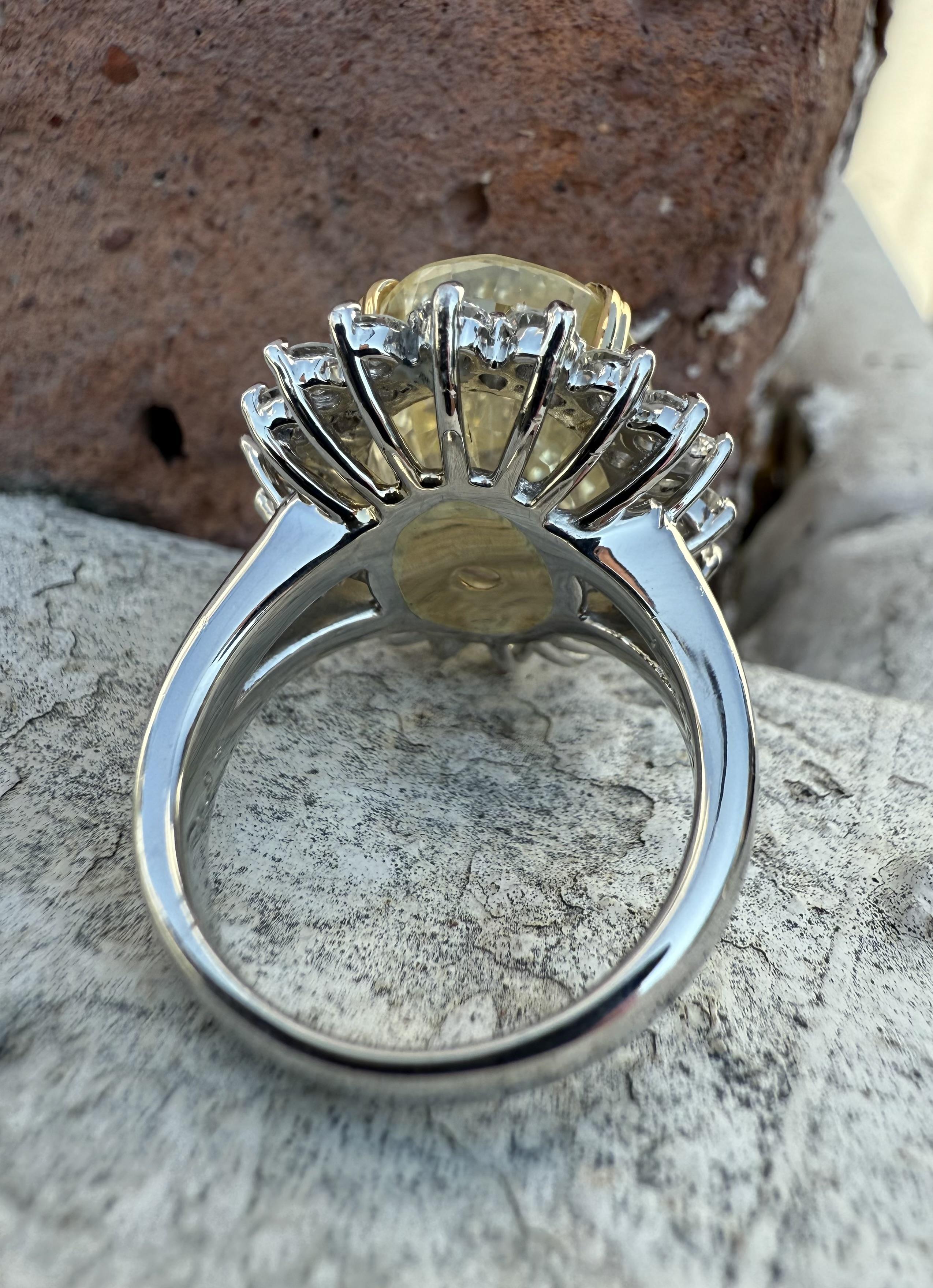 Taille ovale Bague vintage en platine et or GIA 20.68ctw Large No Heat Yellow Sapphire Diamond Ring en vente
