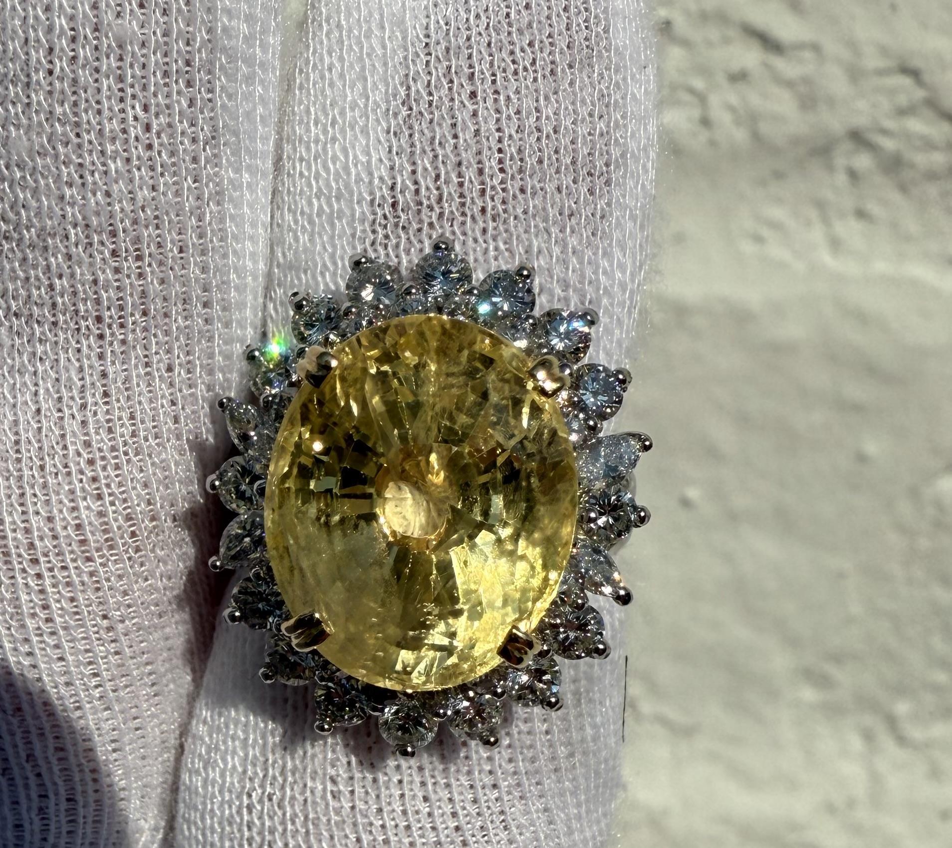 Bague vintage en platine et or GIA 20.68ctw Large No Heat Yellow Sapphire Diamond Ring Excellent état - En vente à Montclair, NJ