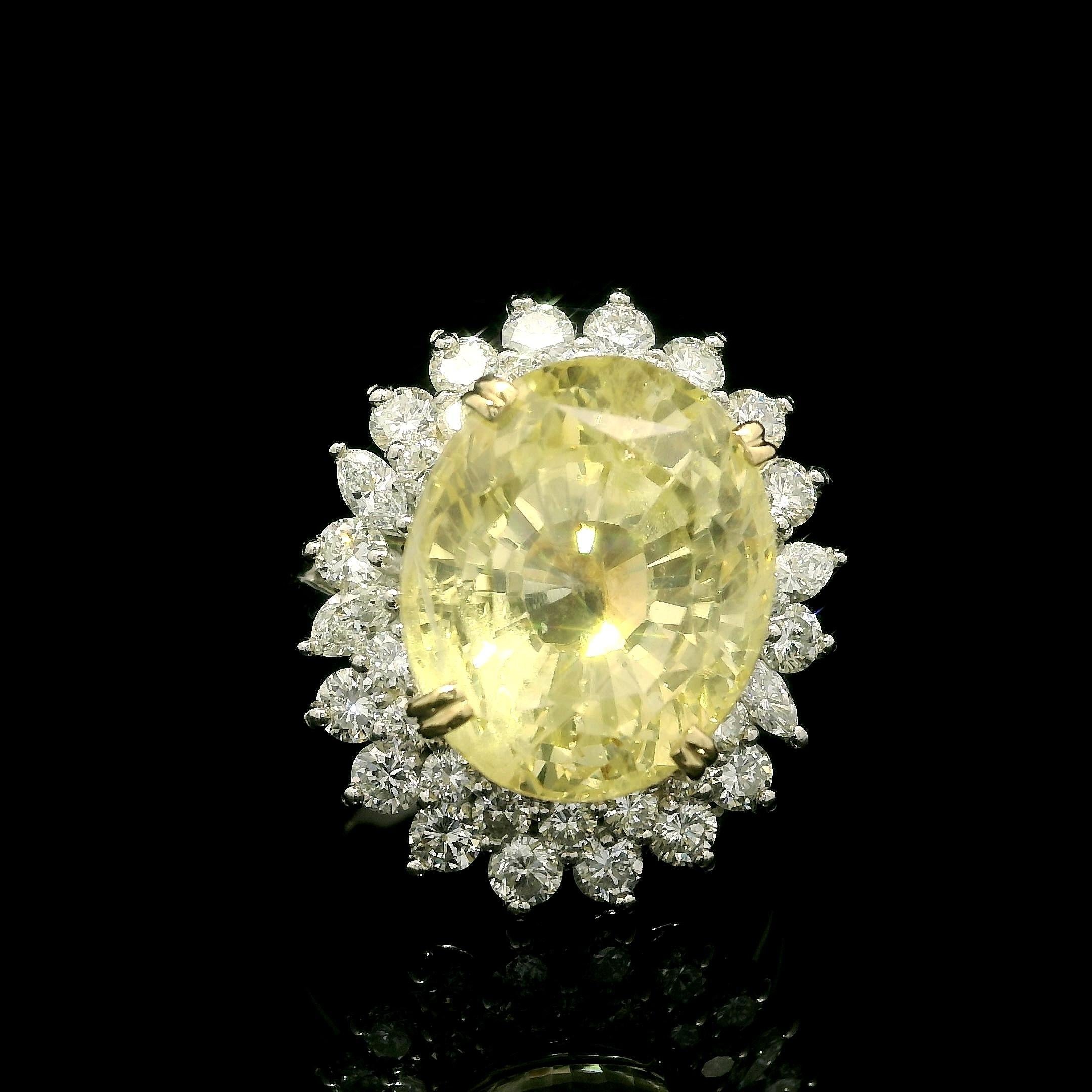 Bague vintage en platine et or GIA 20.68ctw Large No Heat Yellow Sapphire Diamond Ring Pour femmes en vente