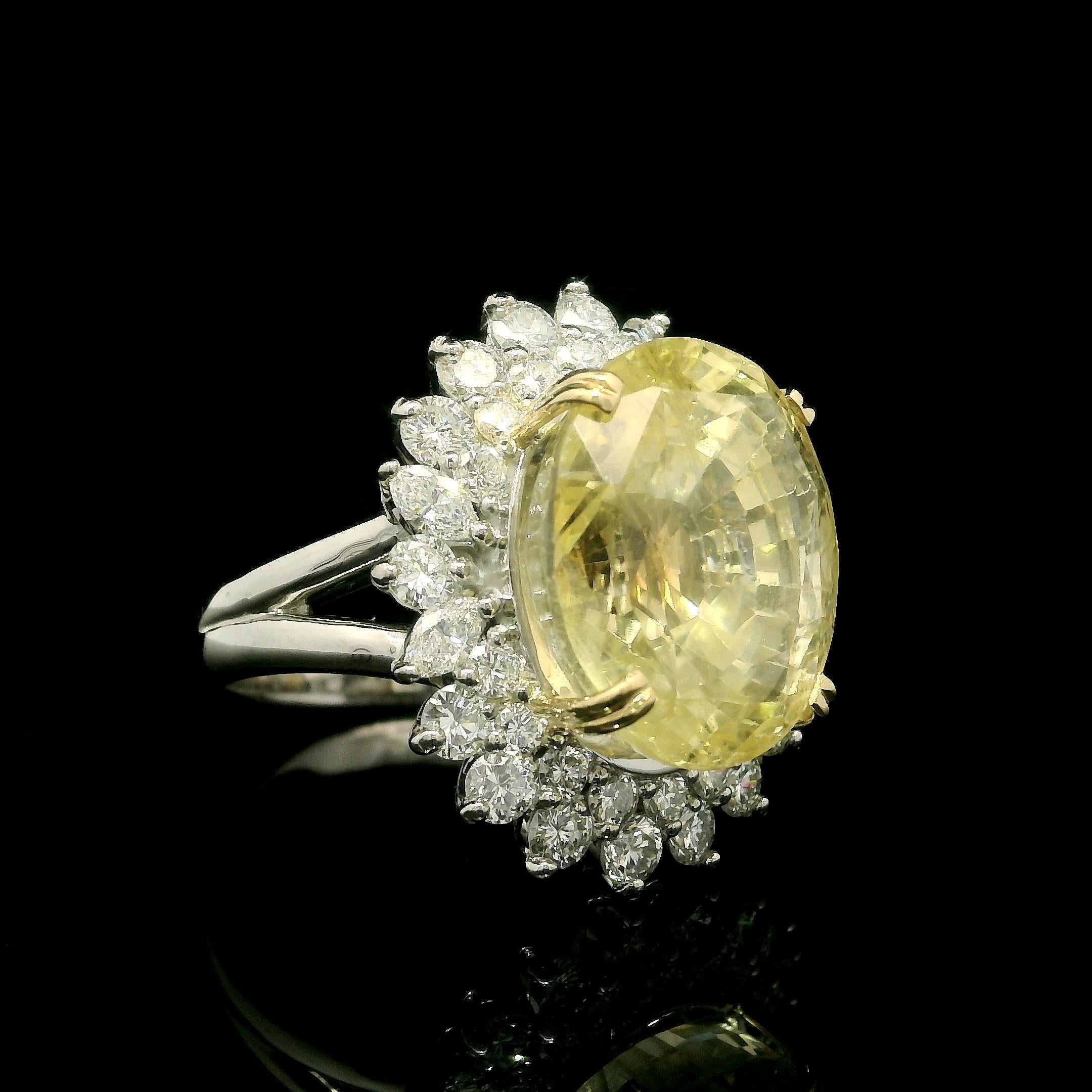 Bague vintage en platine et or GIA 20.68ctw Large No Heat Yellow Sapphire Diamond Ring en vente 1