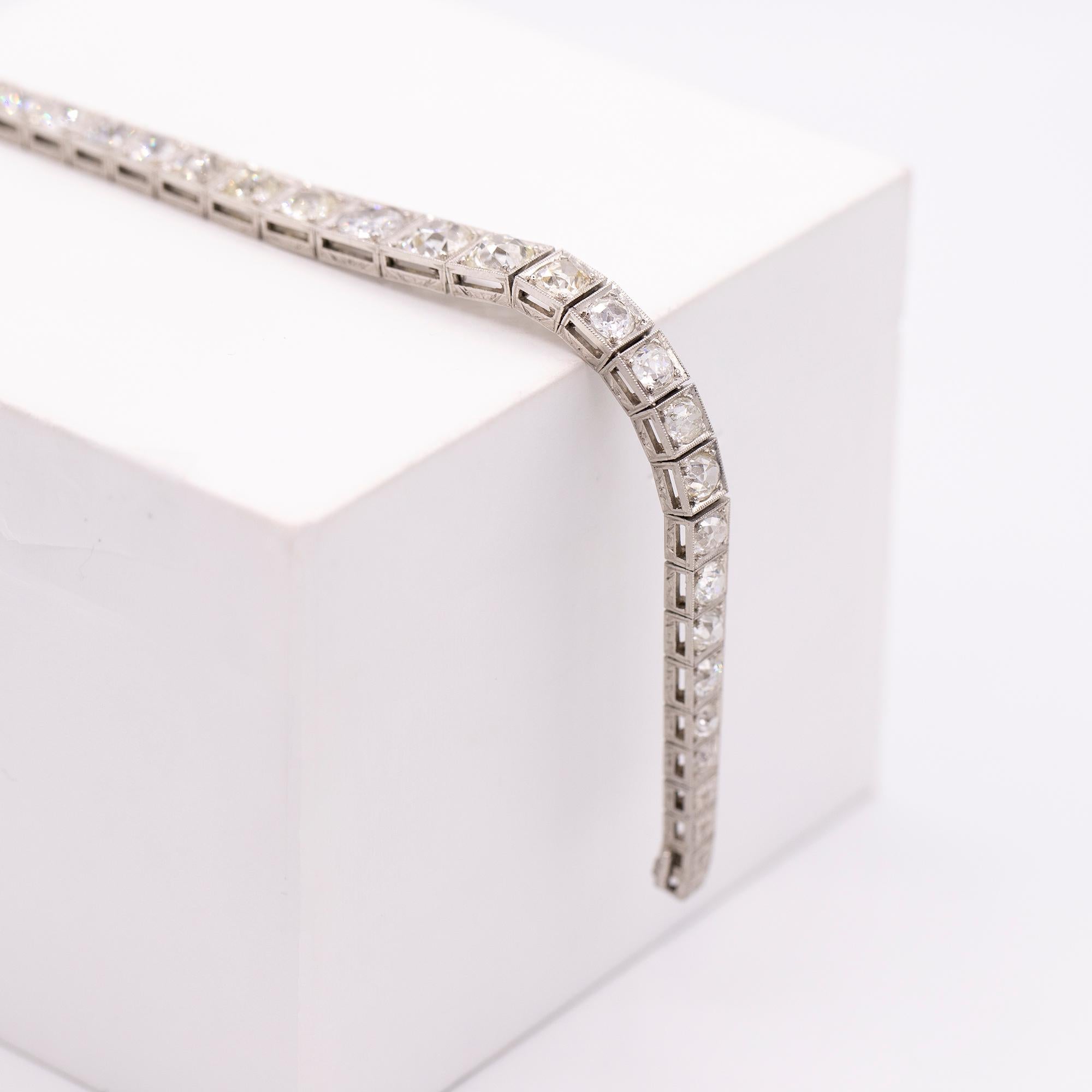 Armband aus Platin mit abgestuften Diamanten im alten Minenschliff, Vintage (Art déco) im Angebot