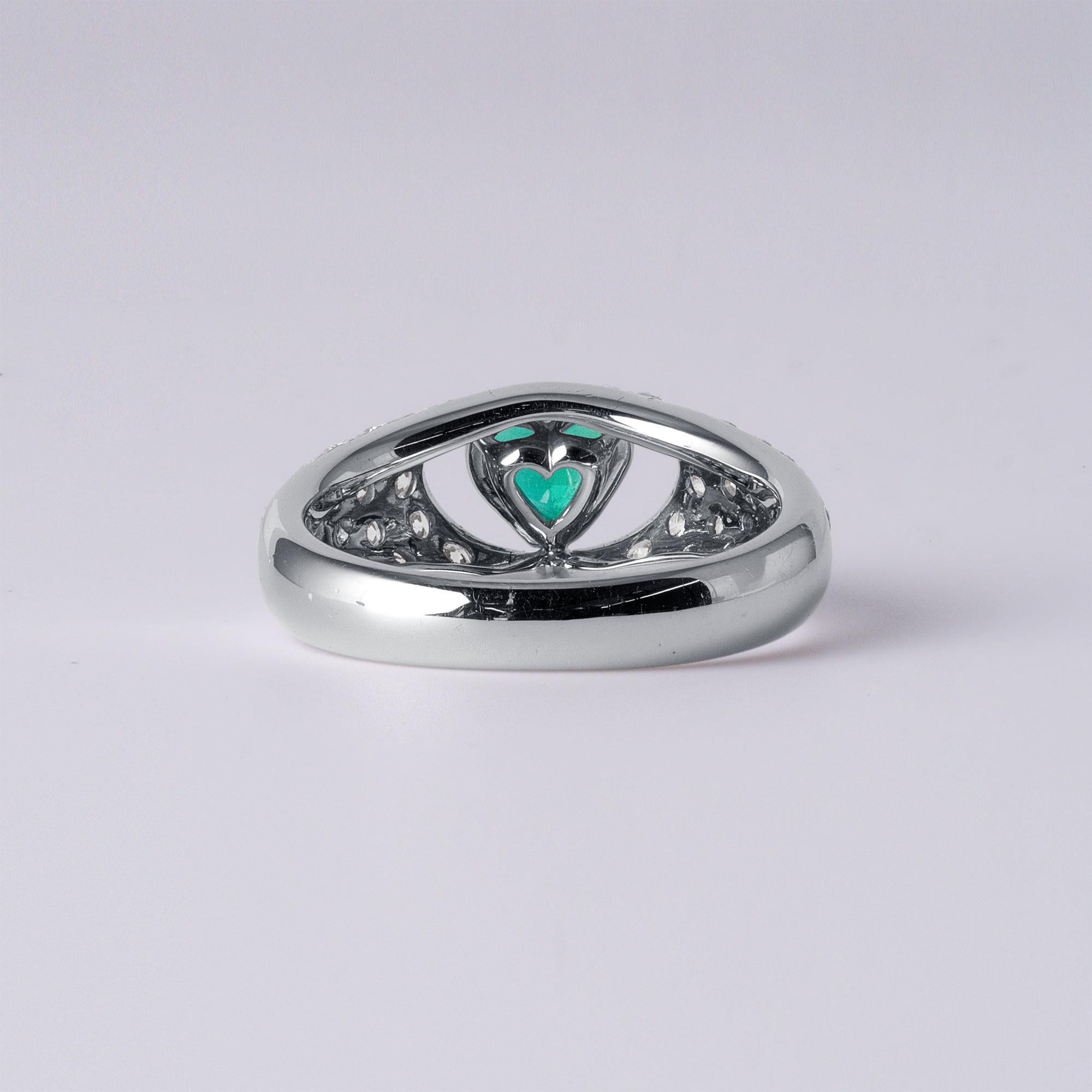 Vintage Platinum Heart-Shaped Colombian Emerald and Pave Diamond Ring For Sale 4