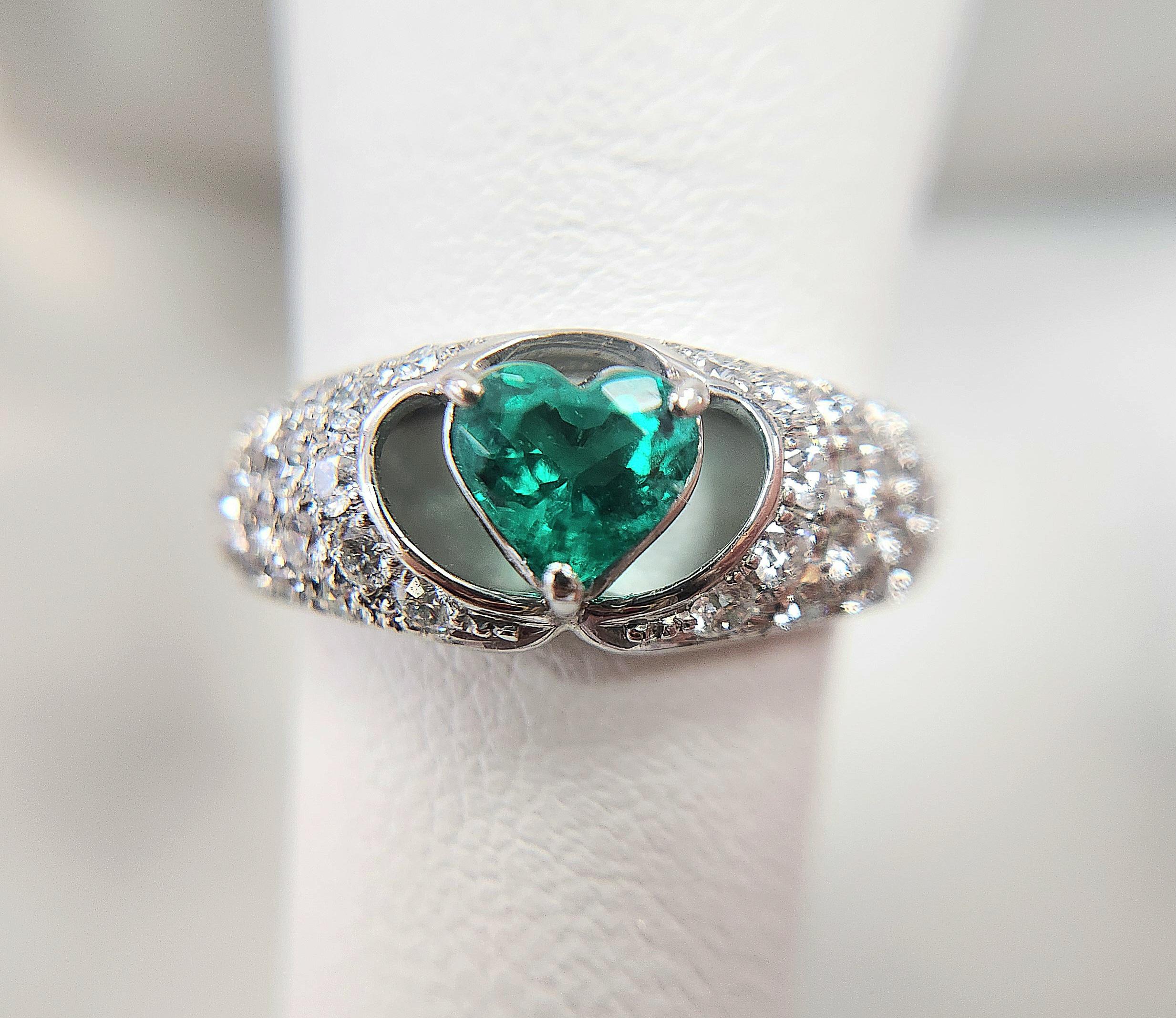 Stunning Heart-Shaped Colombian Emerald and Diamond Platinum Ring 🌿
Colombian emeralds are celebrated worldwide for their unparalleled intensity of color, rarity, and exceptional clarity. Sourced from the renowned regions of Boyacá and