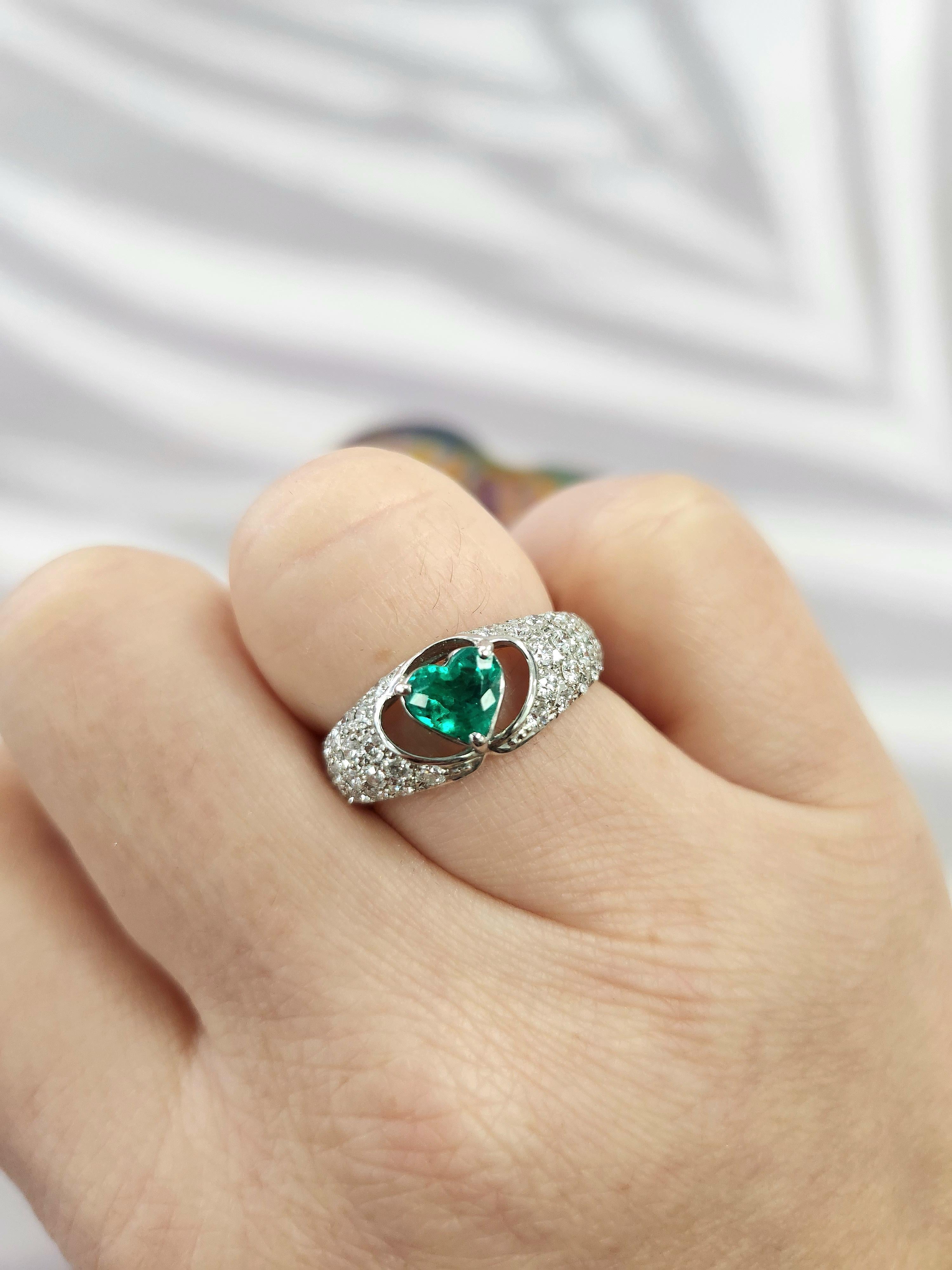 Vintage Platinum Heart-Shaped Colombian Emerald and Pave Diamond Ring In Excellent Condition For Sale In Los Angeles, CA