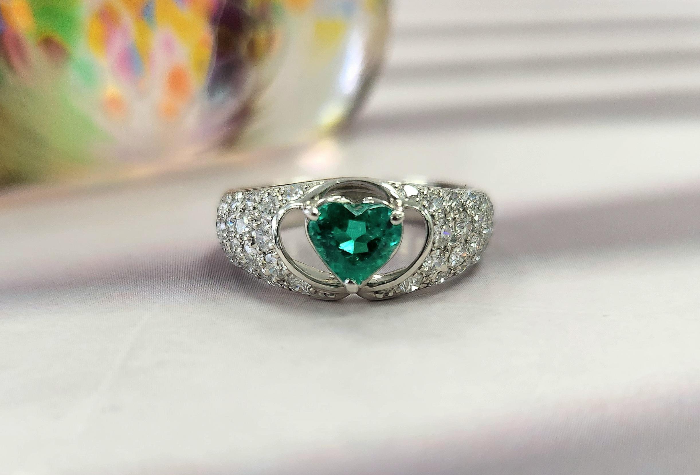 Vintage Platinum Heart-Shaped Colombian Emerald and Pave Diamond Ring For Sale 1