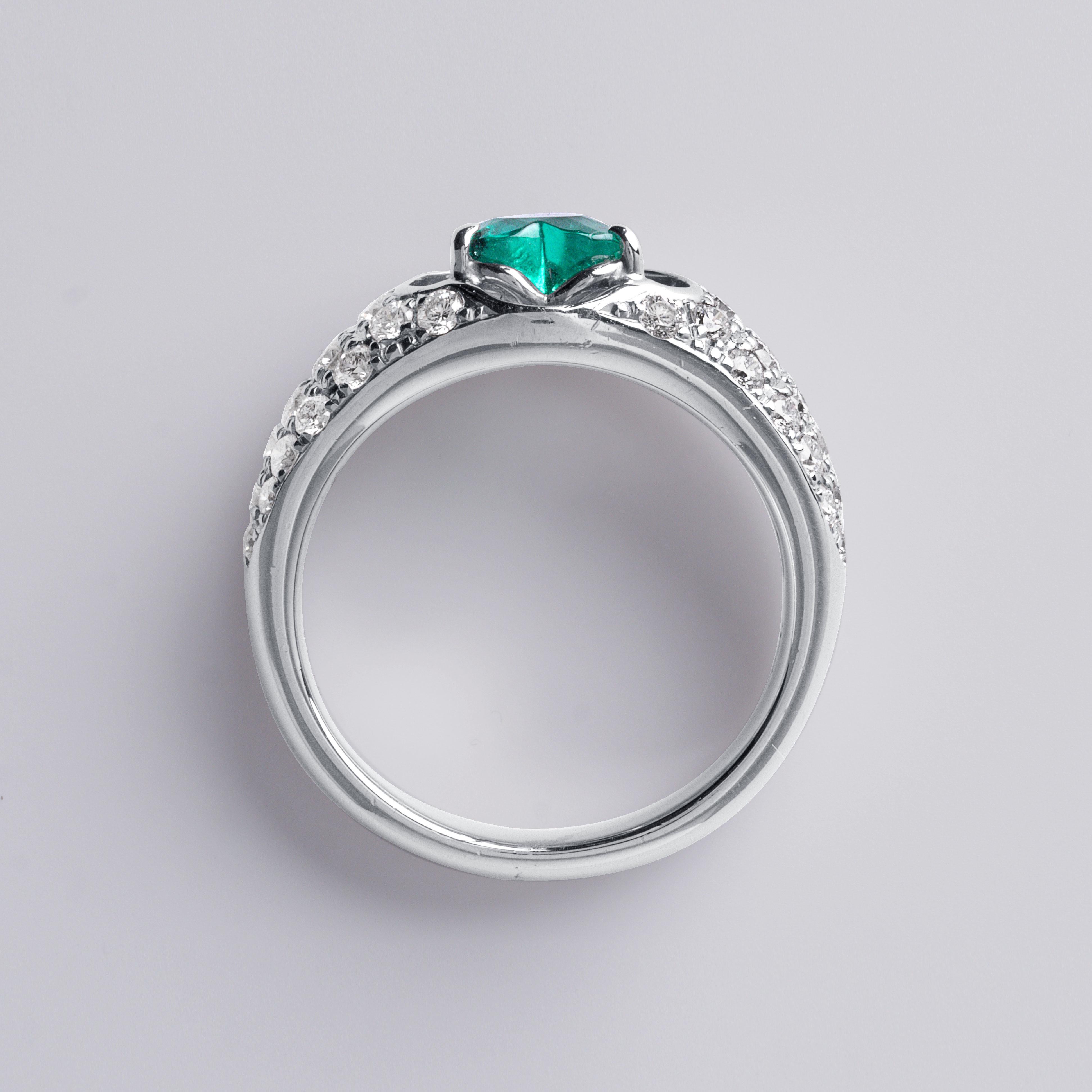 Vintage Platinum Heart-Shaped Colombian Emerald and Pave Diamond Ring For Sale 3