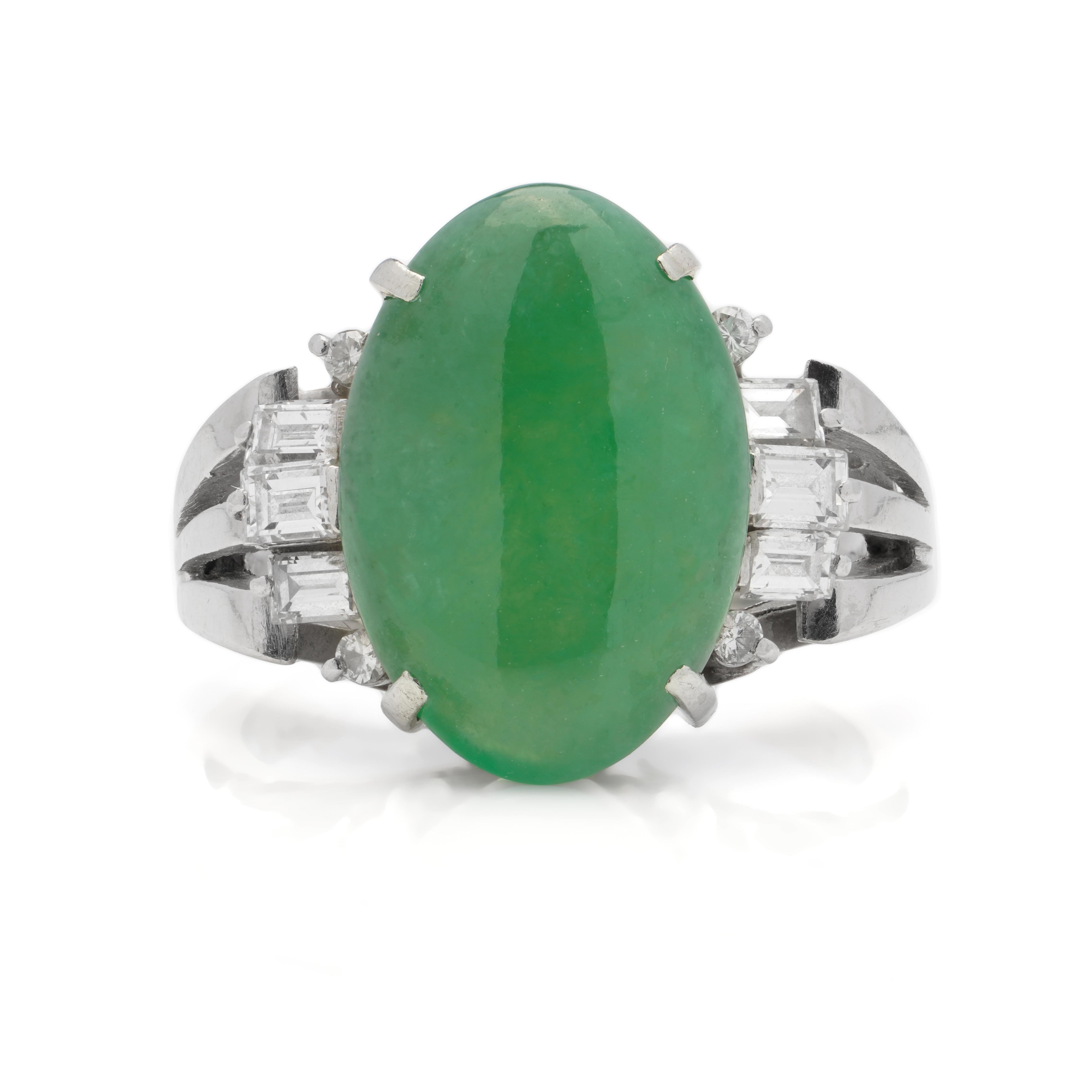 Vintage Platinum Ladies Ring with 4.77 Carats. A Grade Jade In Good Condition For Sale In Braintree, GB