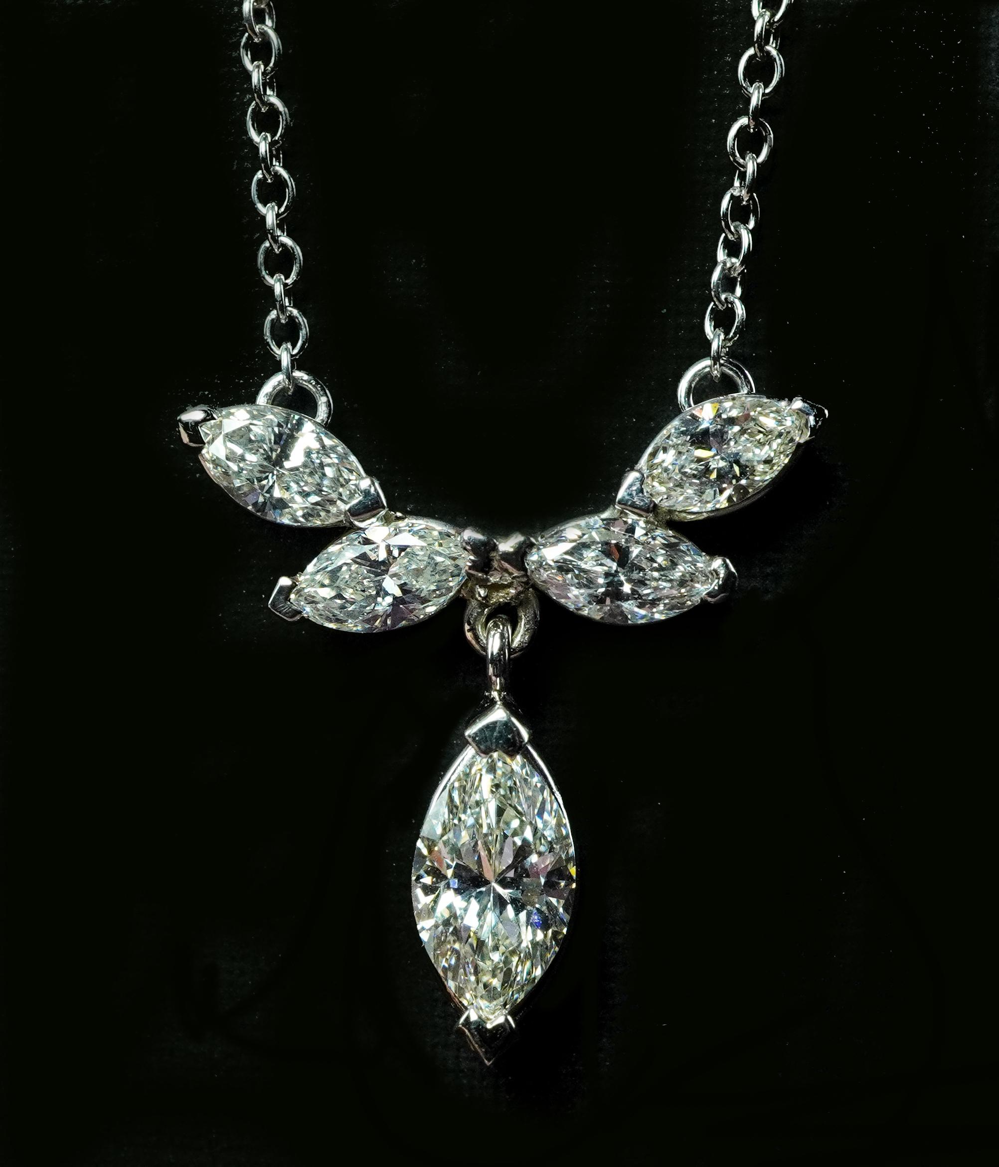  Vintage Platinum Marquise Diamond Dangle Necklace 5 stone Estate Jewelry

Questa magnifica collana di diamanti è realizzata in lussuoso e costoso platino, oro bianco 14K e diamanti. La catena è in platino e la presentazione è in oro bianco 14