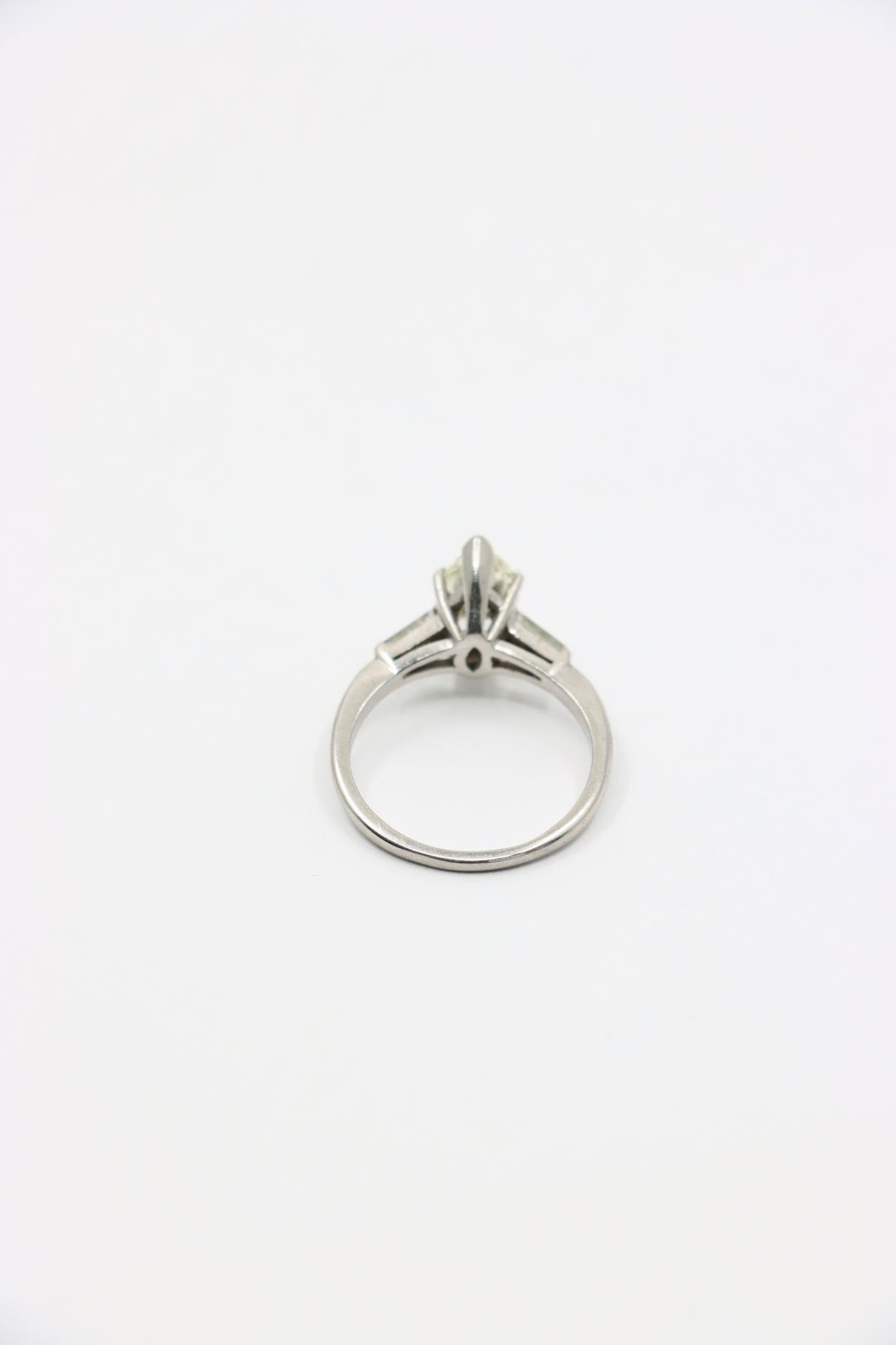Anello in platino vintage con diamante marquise in vendita 5