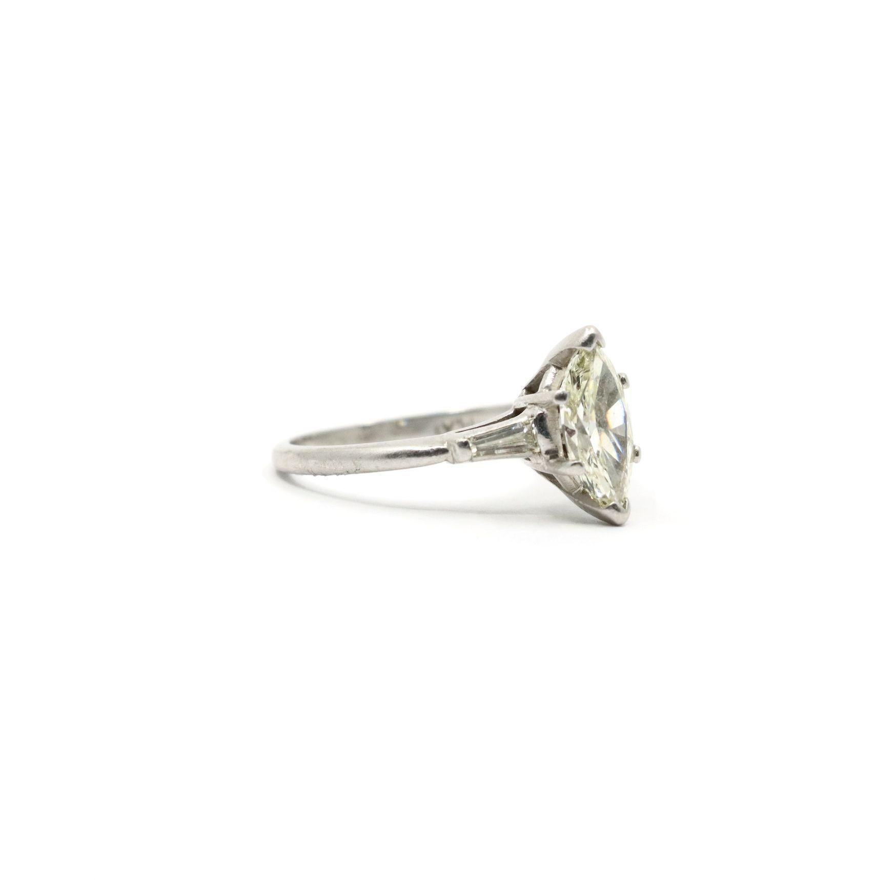 Taglio marquise Anello in platino vintage con diamante marquise in vendita
