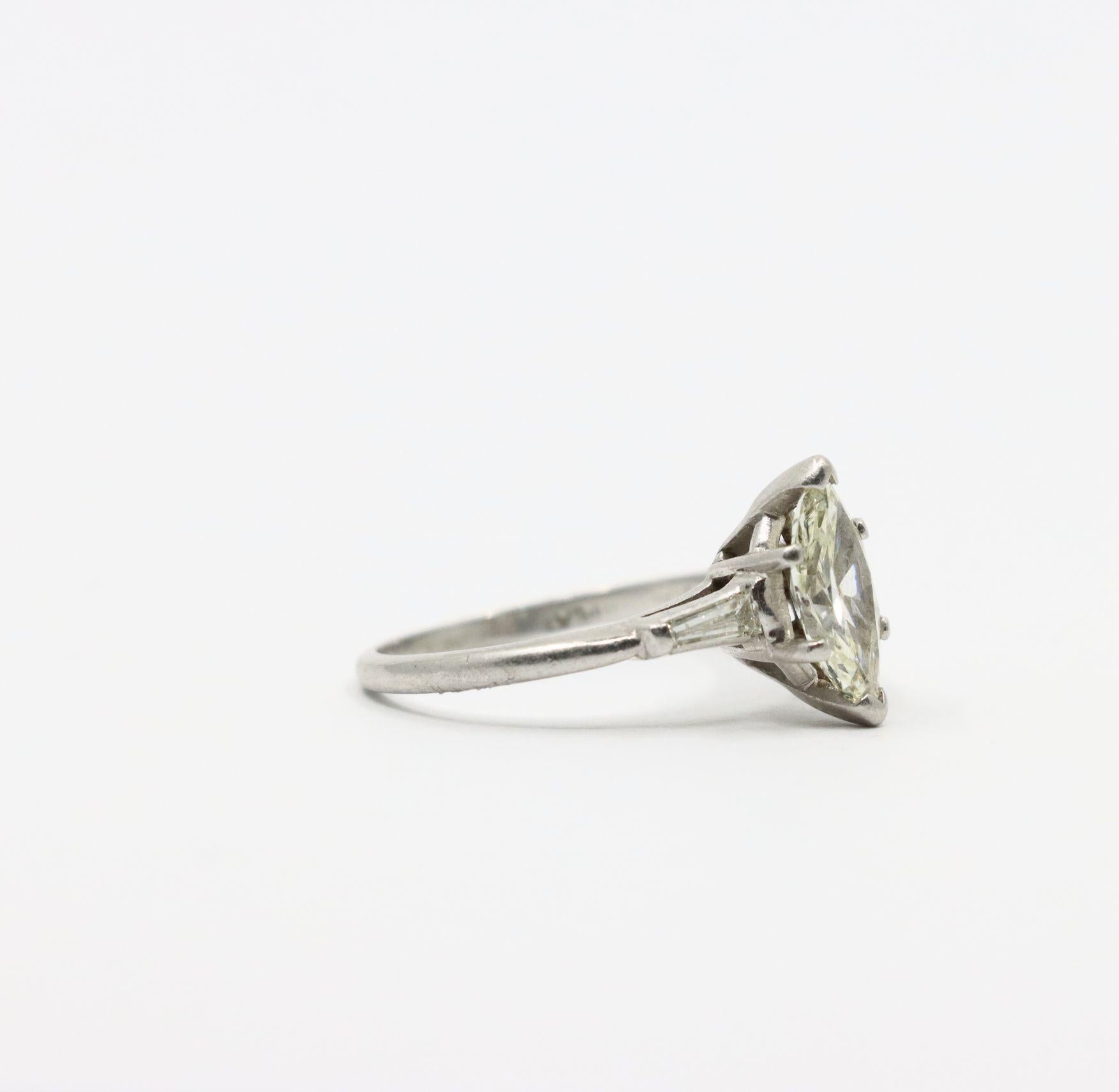 Donna Anello in platino vintage con diamante marquise in vendita