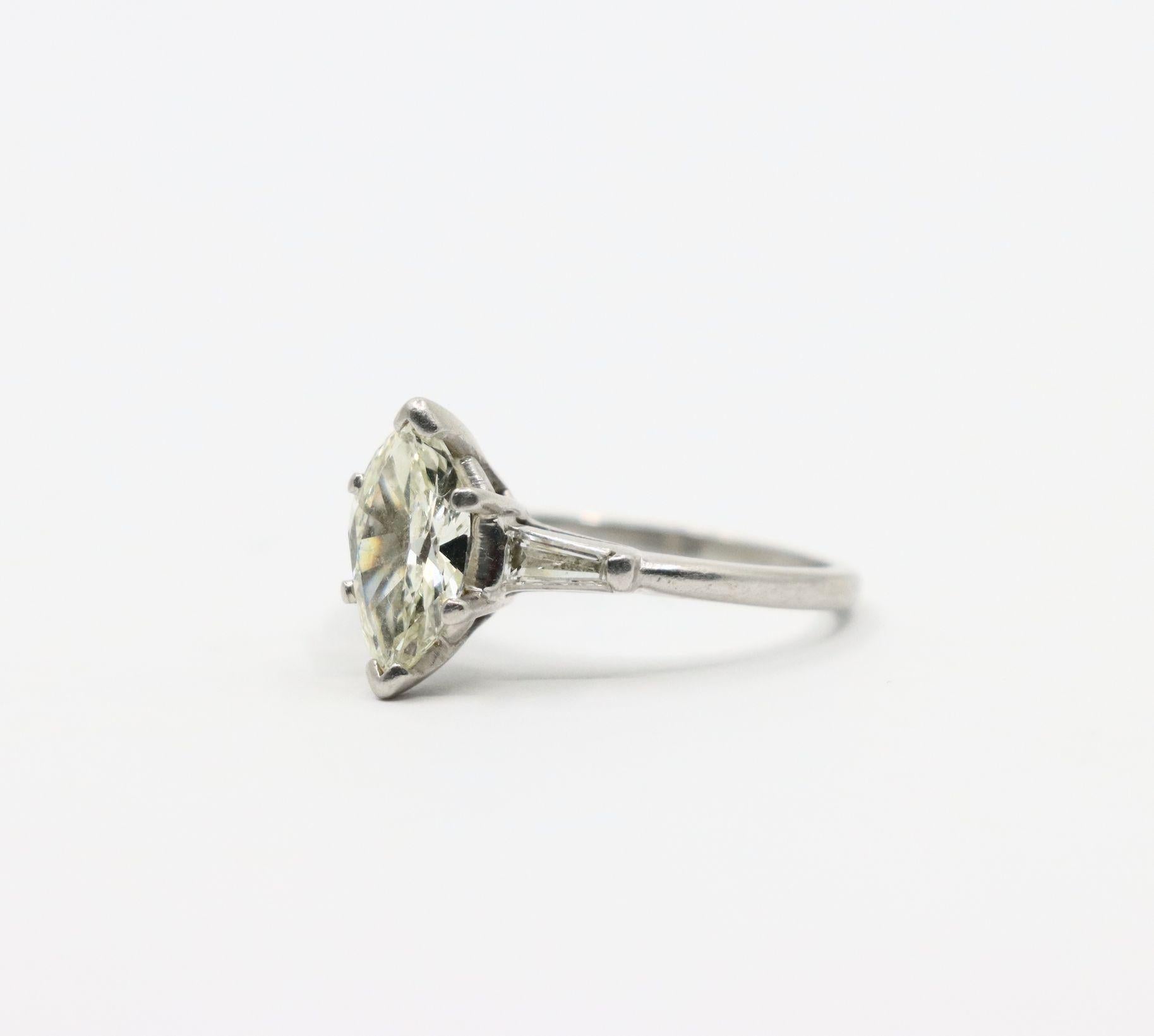 Anello in platino vintage con diamante marquise in vendita 2