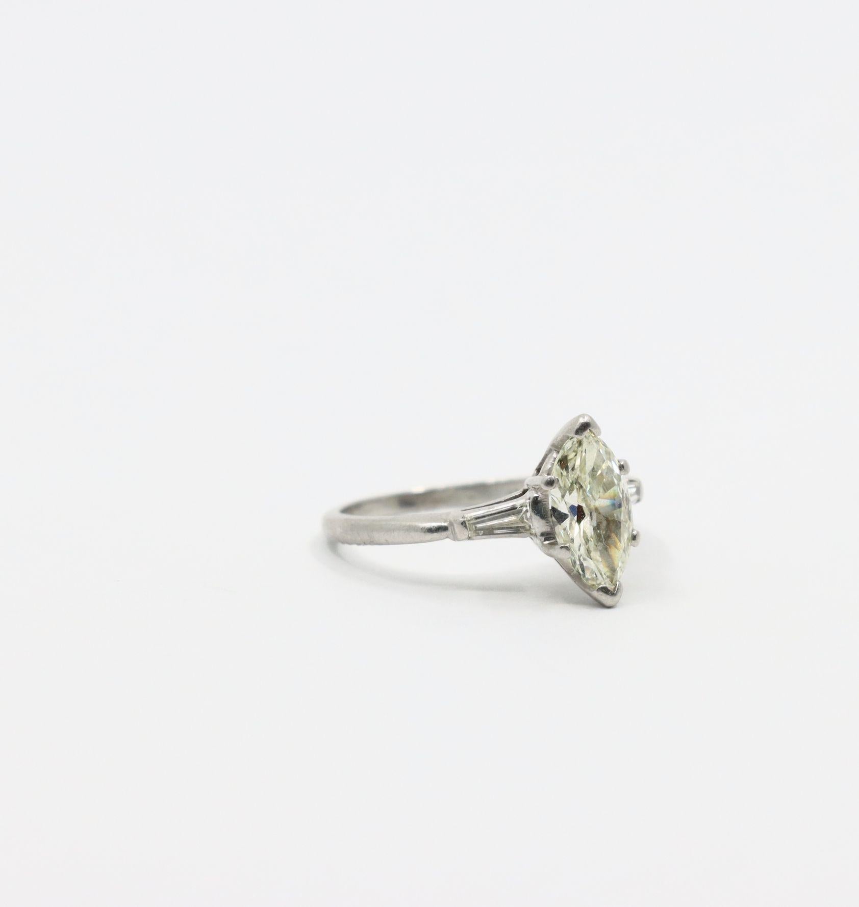 Anello in platino vintage con diamante marquise in vendita 3