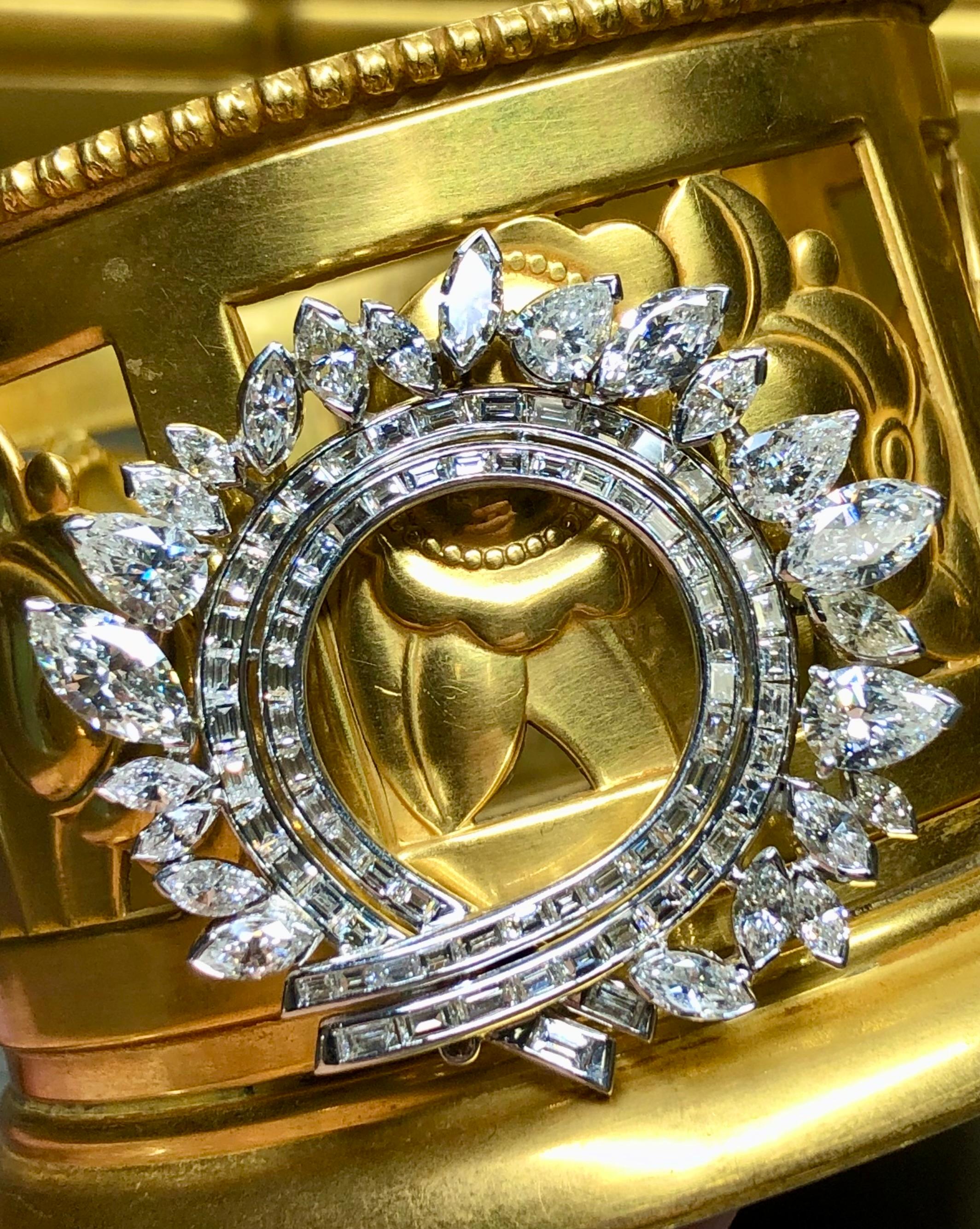
Un broche absolutamente magnífico de mediados o finales de los años 50, hecho a mano en platino y engastado con diamantes en forma de baguette, marquesa y pera. Tienen un color G-I y una claridad Vs1-2, y algunas de las piedras más grandes tienen