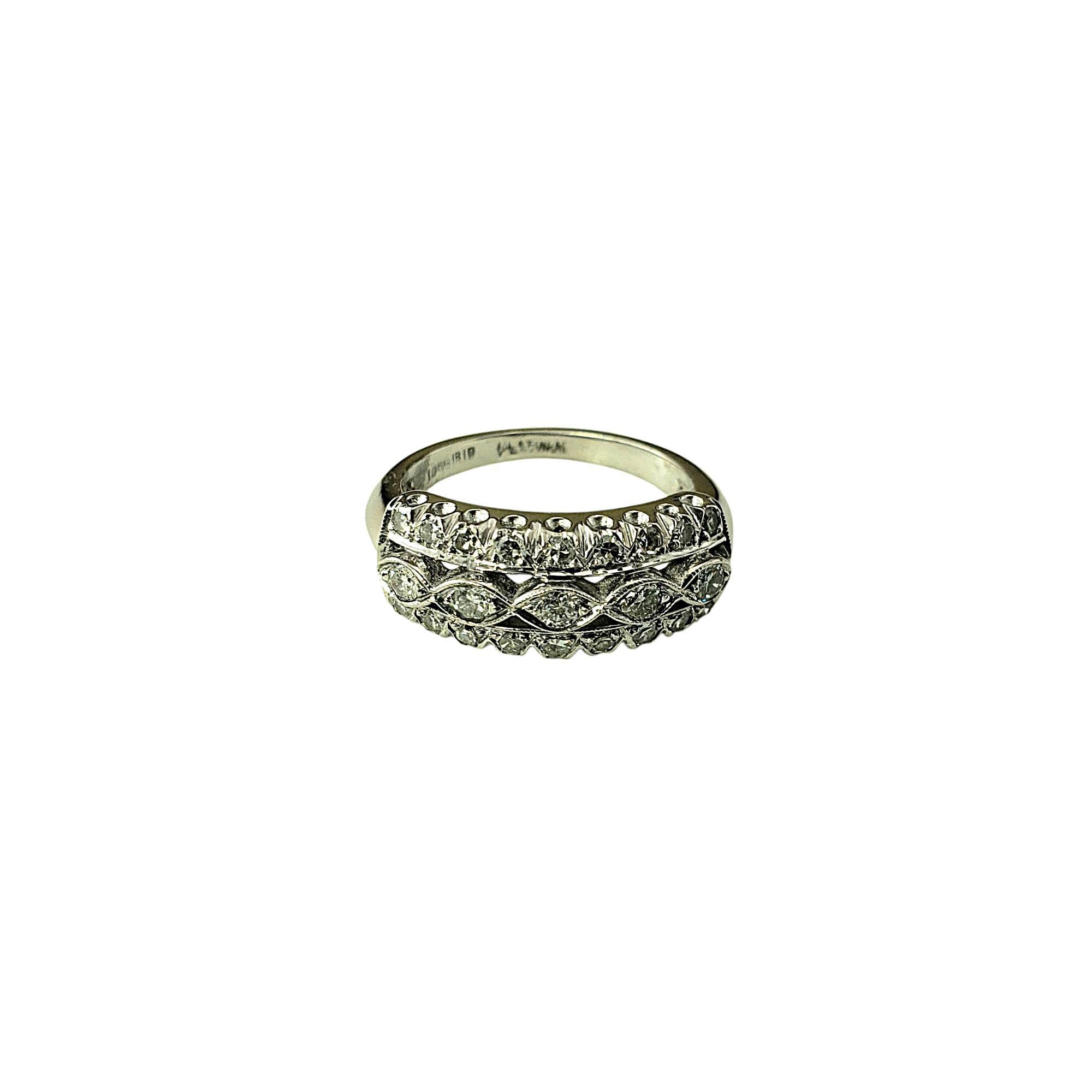 Anello in platino con diamante a grana grossa misura 6

Questo elegante bracciale in oro bianco 14K presenta un intricato motivo a filigrana a forma di marchese, ornato da 23 diamanti rotondi a taglio brillante e singolo. Il design è delimitato da