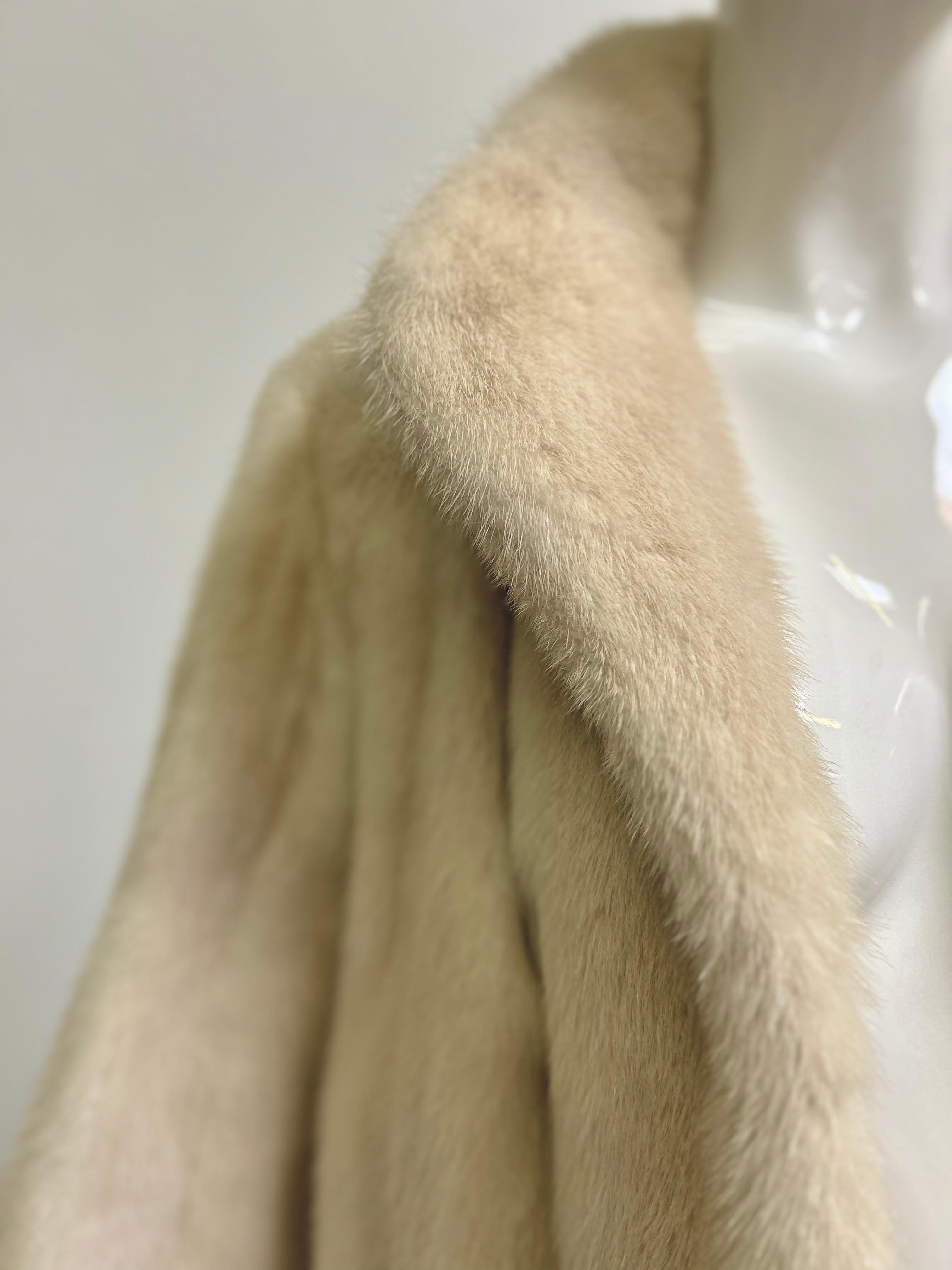 Vintage Platinum Mink Fur Coat In Good Condition In Sparks, NV