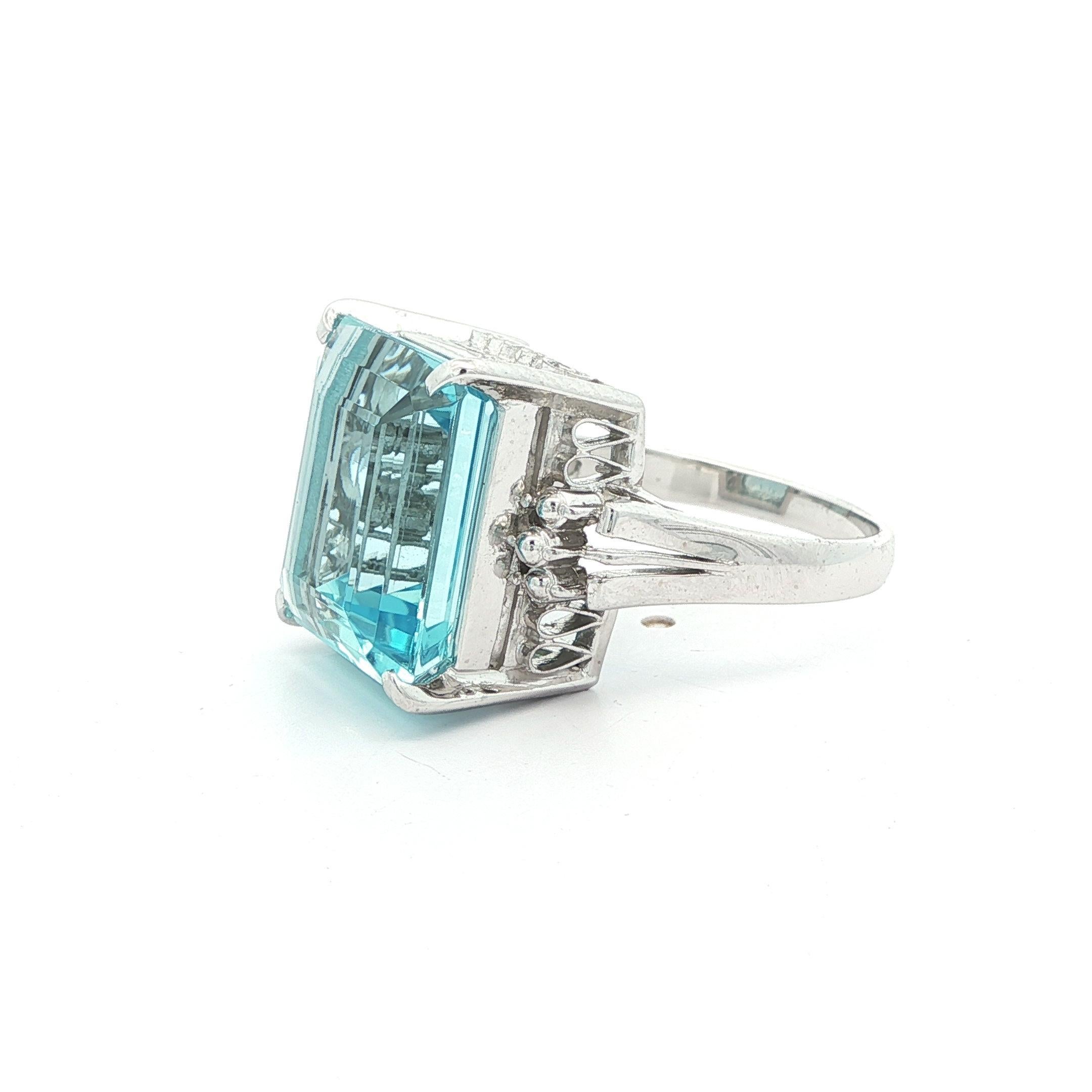 Vintage Platin Nizza 8ct Rechteckig Step Cut Aquamarin Solitär Ring (Smaragdschliff) im Angebot