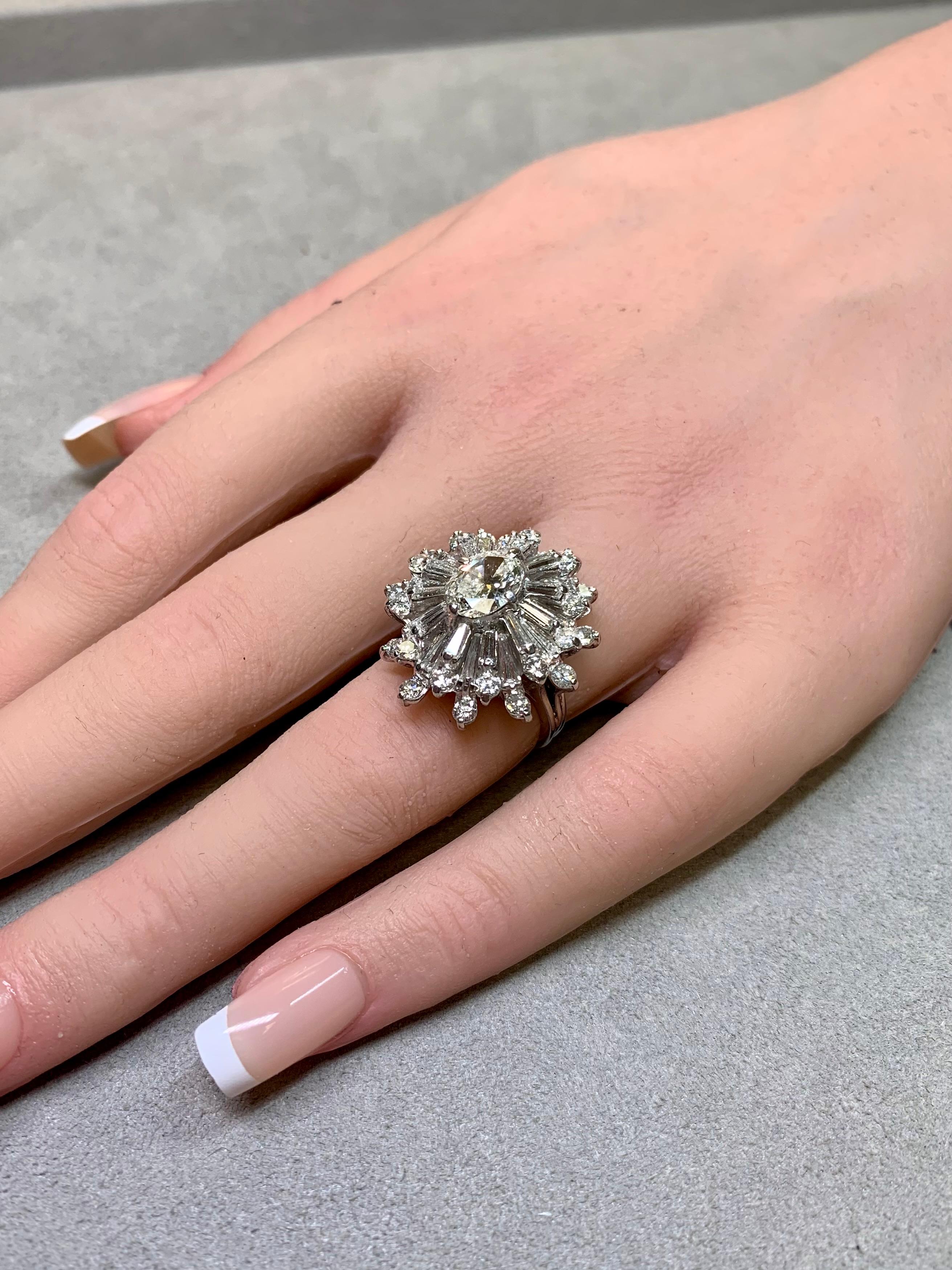 Bague cocktail vintage en platine avec baguette ovale de diamant et flocon de neige en vente 4