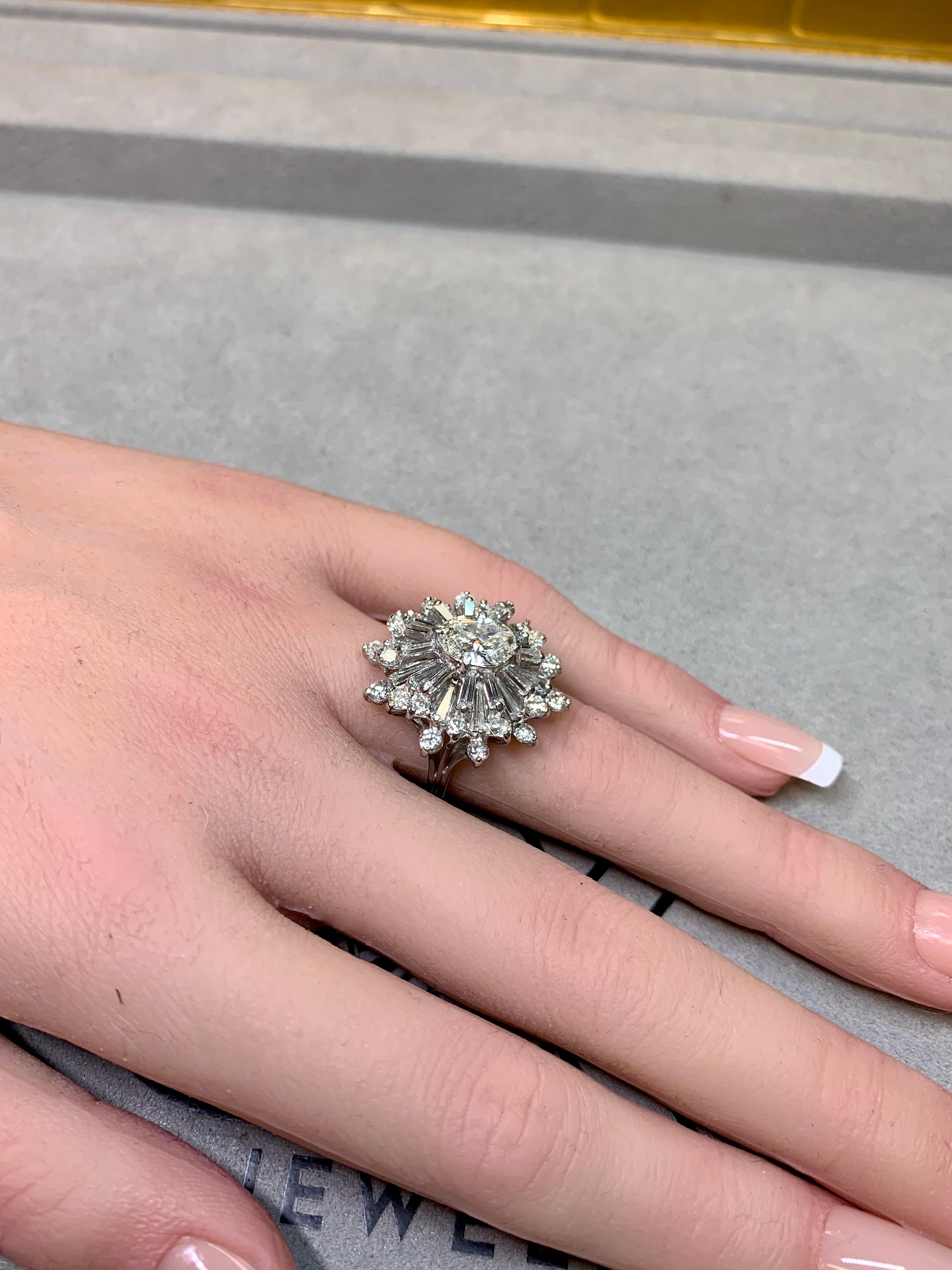 Bague cocktail vintage en platine avec baguette ovale de diamant et flocon de neige en vente 6