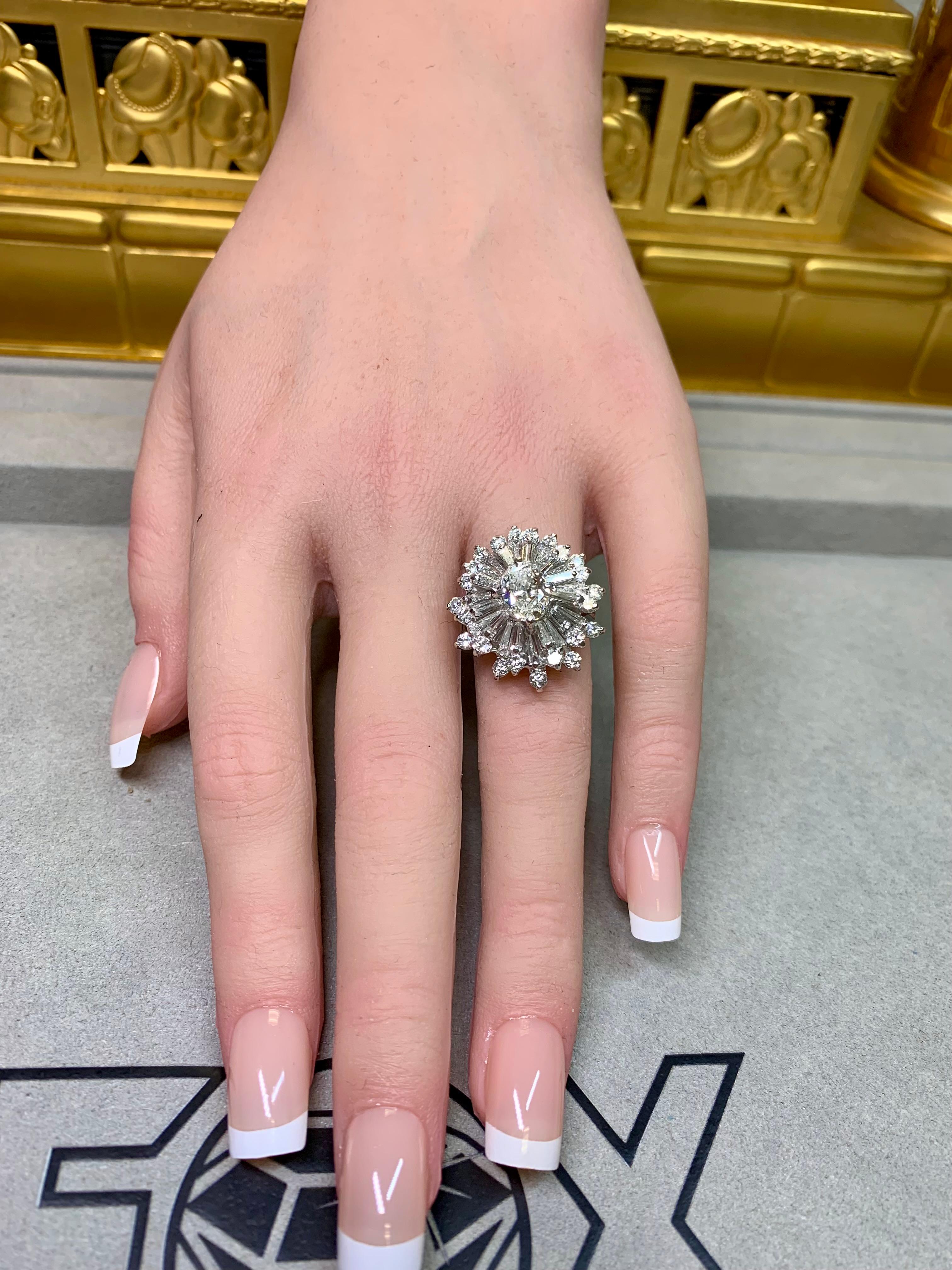 Bague cocktail vintage en platine avec baguette ovale de diamant et flocon de neige en vente 7