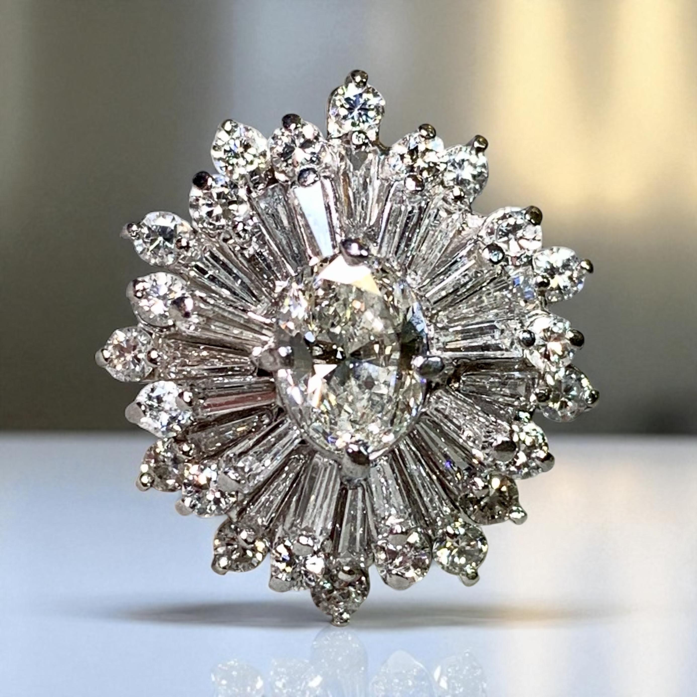 Bague cocktail vintage en platine avec baguette ovale de diamant et flocon de neige en vente 8