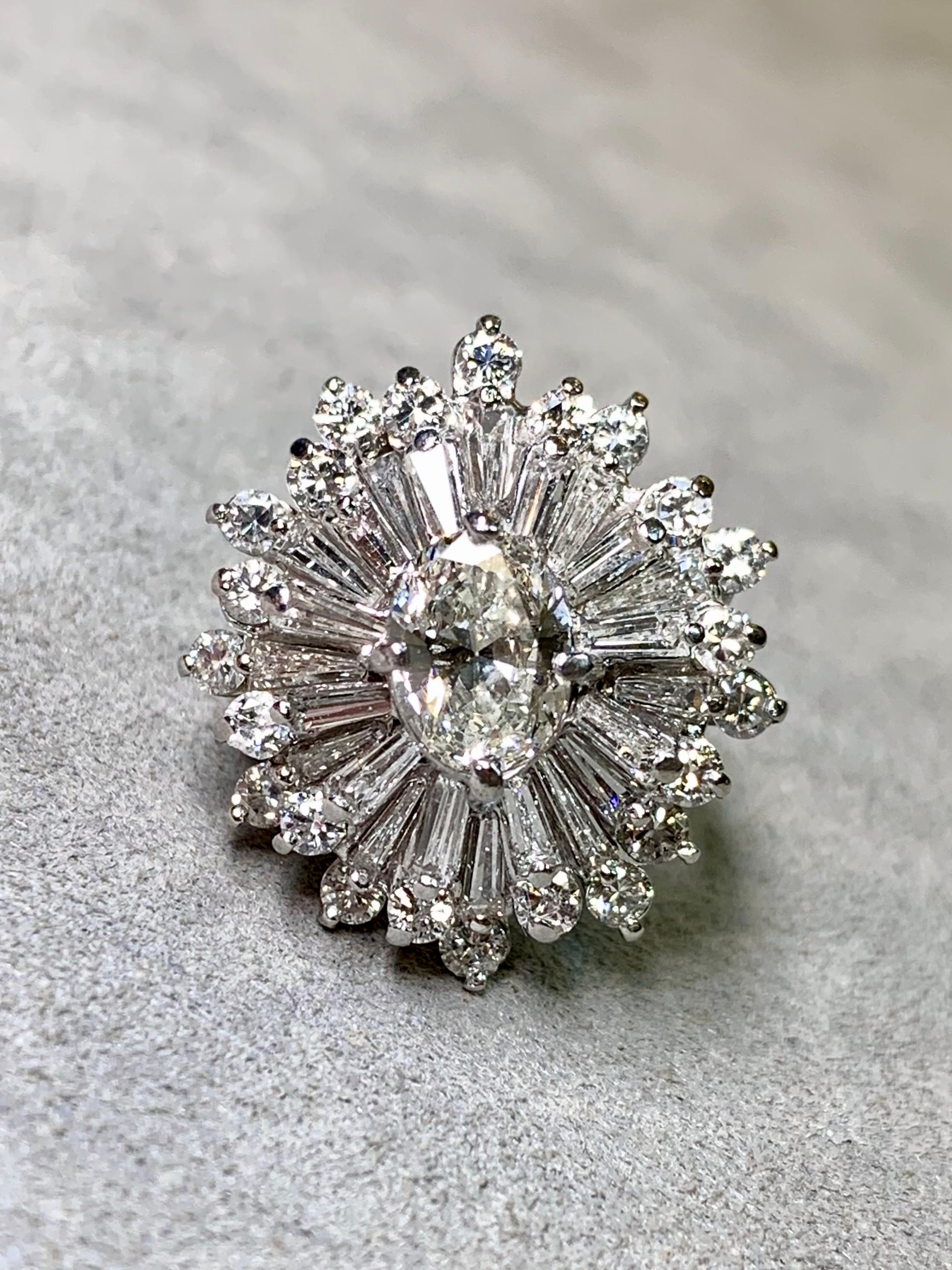 Contemporain Bague cocktail vintage en platine avec baguette ovale de diamant et flocon de neige en vente