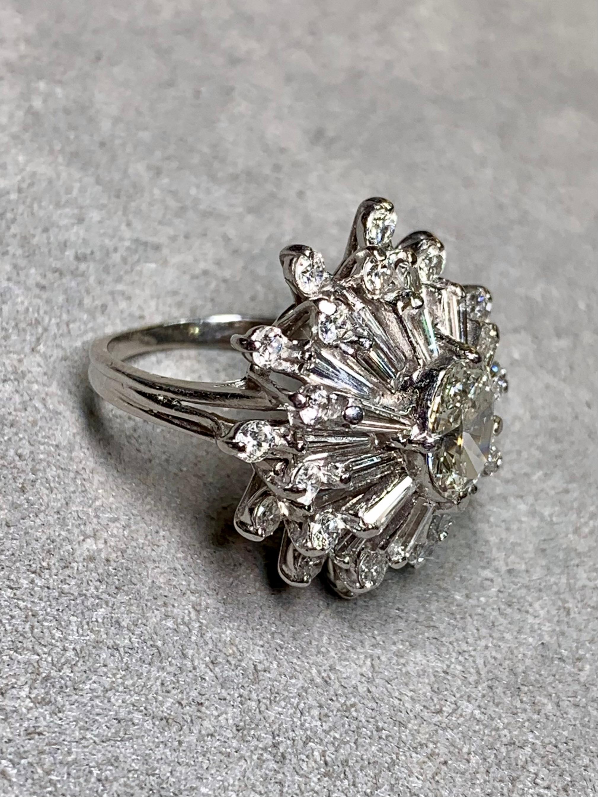 Taille ovale Bague cocktail vintage en platine avec baguette ovale de diamant et flocon de neige en vente