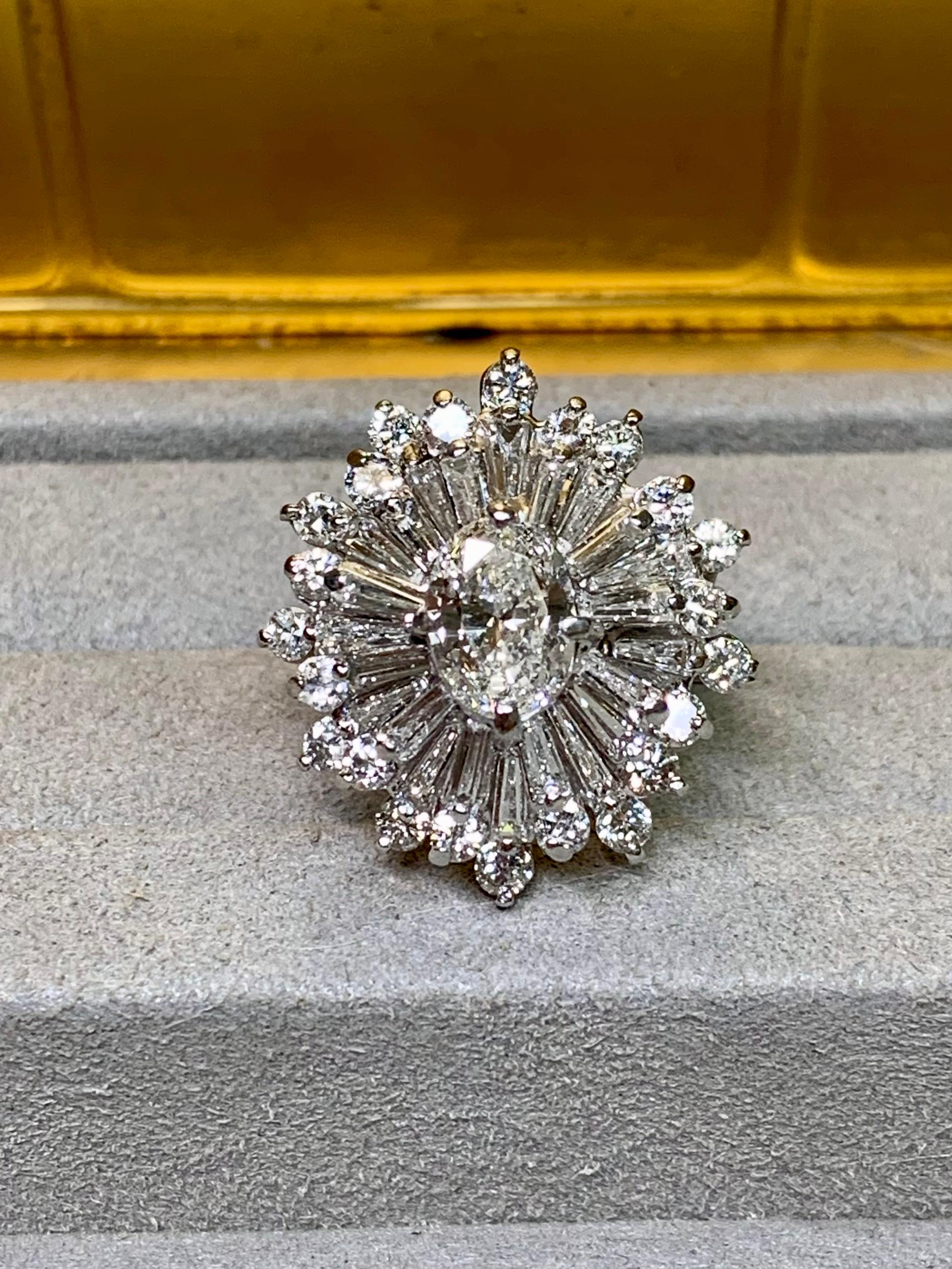 Bague cocktail vintage en platine avec baguette ovale de diamant et flocon de neige Excellent état - En vente à Winter Springs, FL