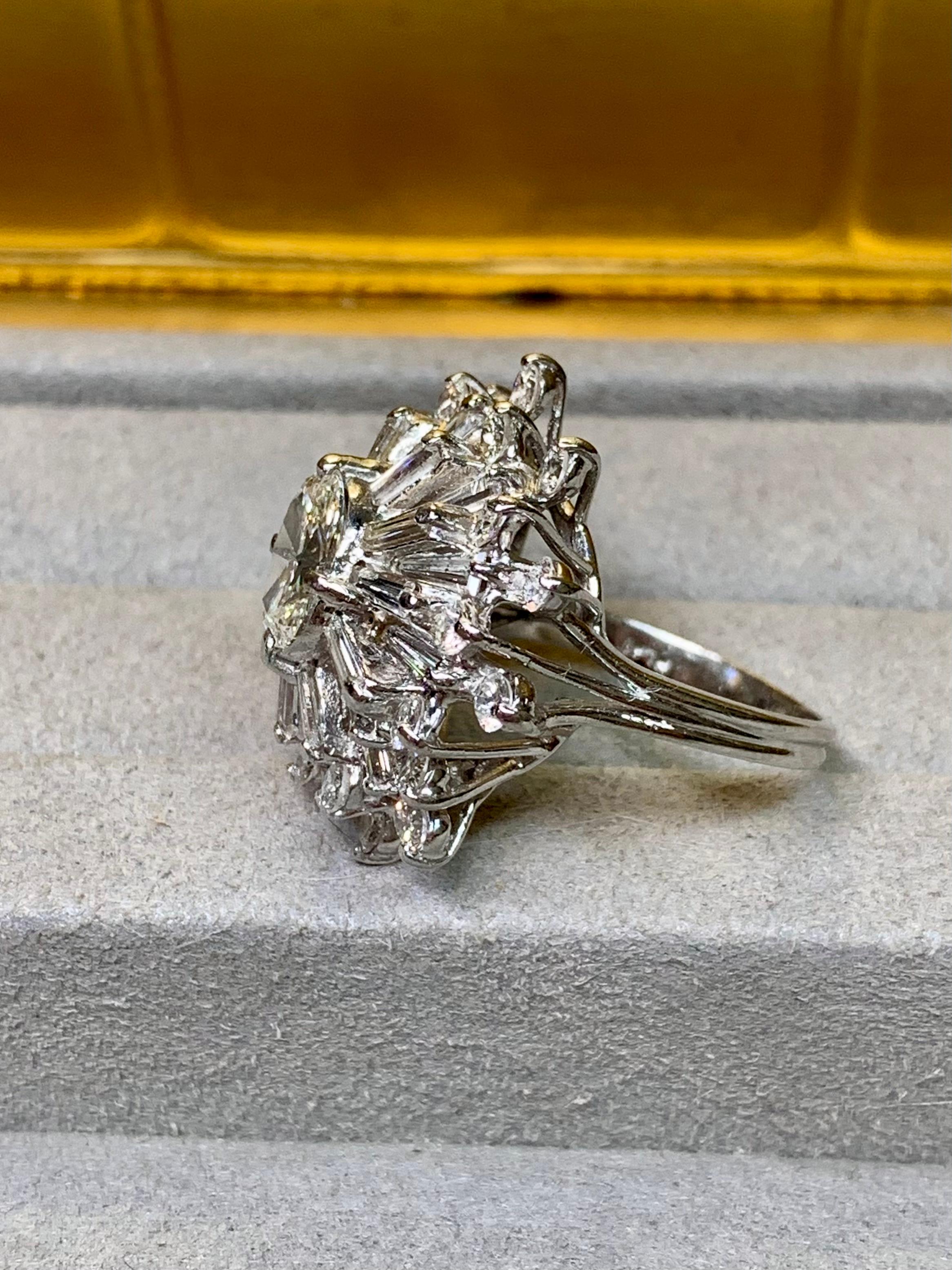 Bague cocktail vintage en platine avec baguette ovale de diamant et flocon de neige Unisexe en vente