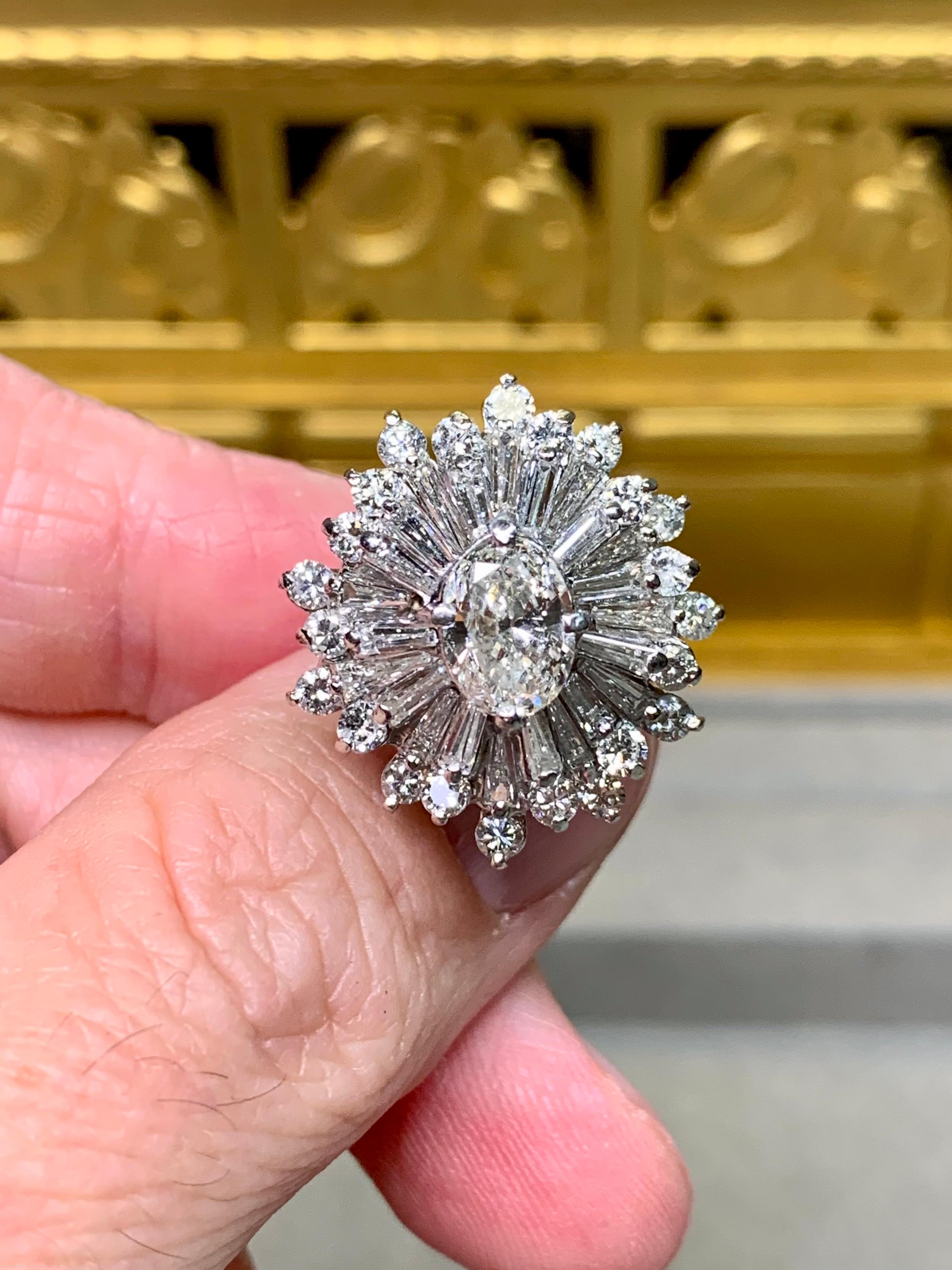 Bague cocktail vintage en platine avec baguette ovale de diamant et flocon de neige en vente 1