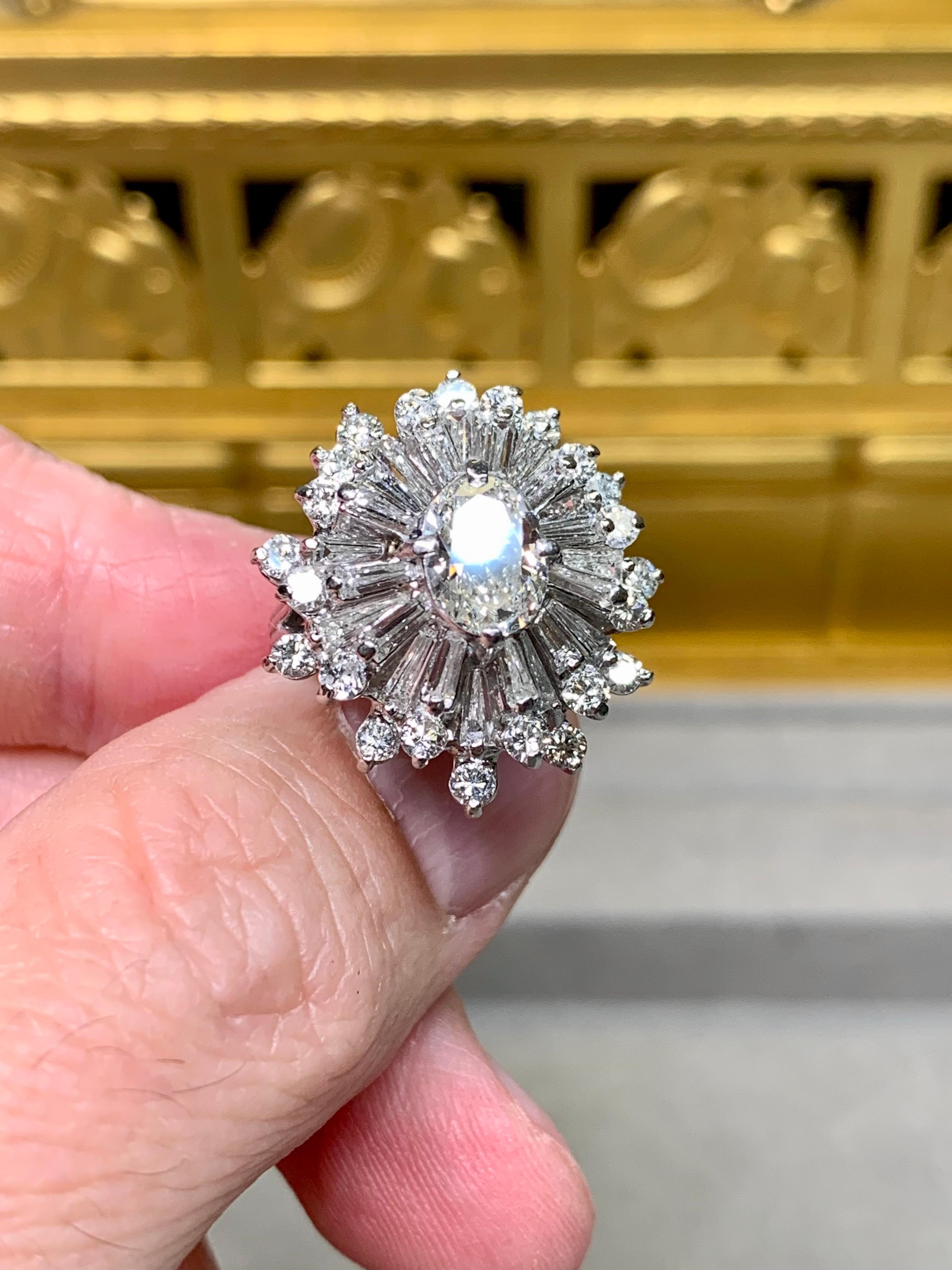 Bague cocktail vintage en platine avec baguette ovale de diamant et flocon de neige en vente 2