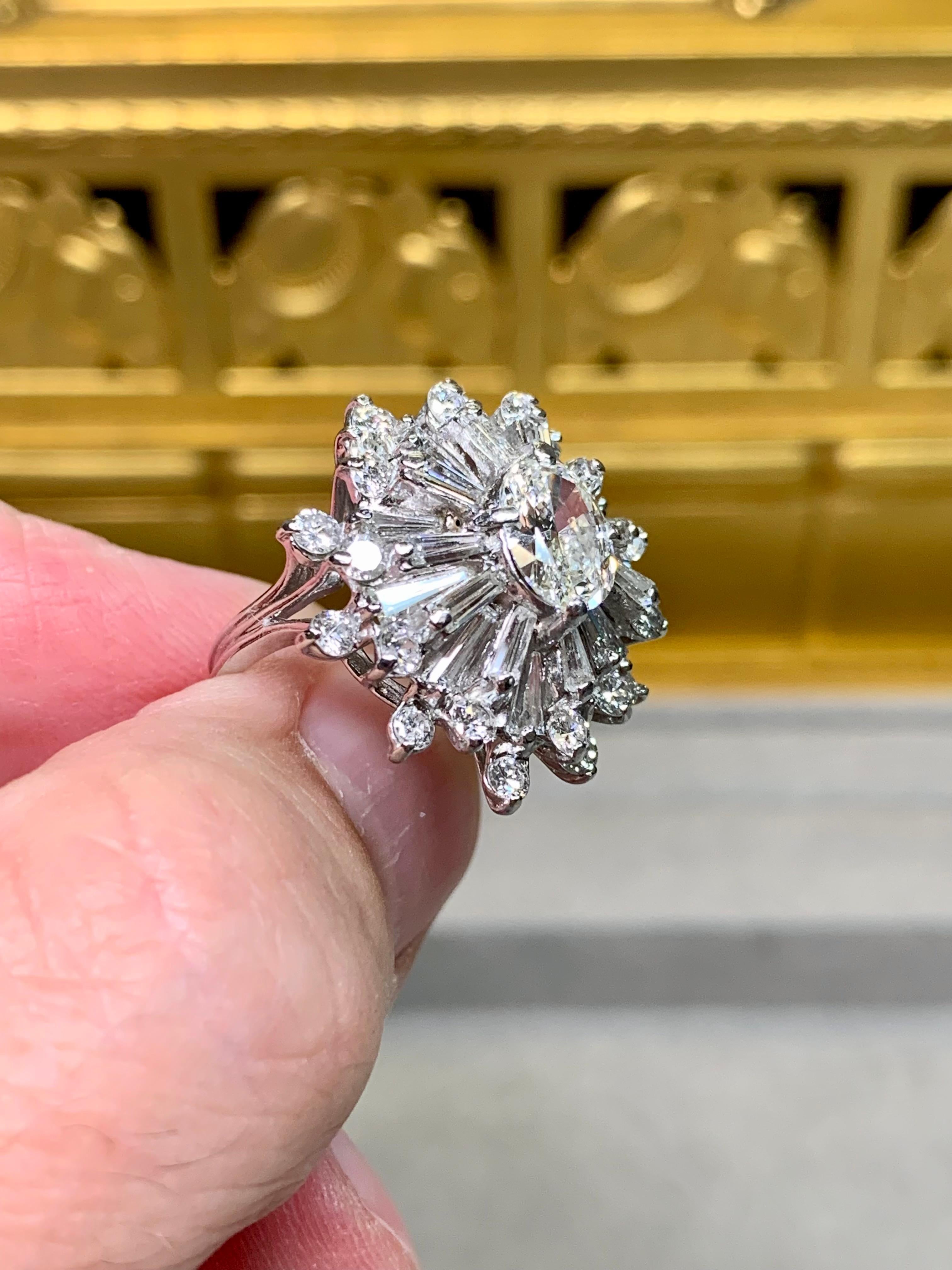Bague cocktail vintage en platine avec baguette ovale de diamant et flocon de neige en vente 3
