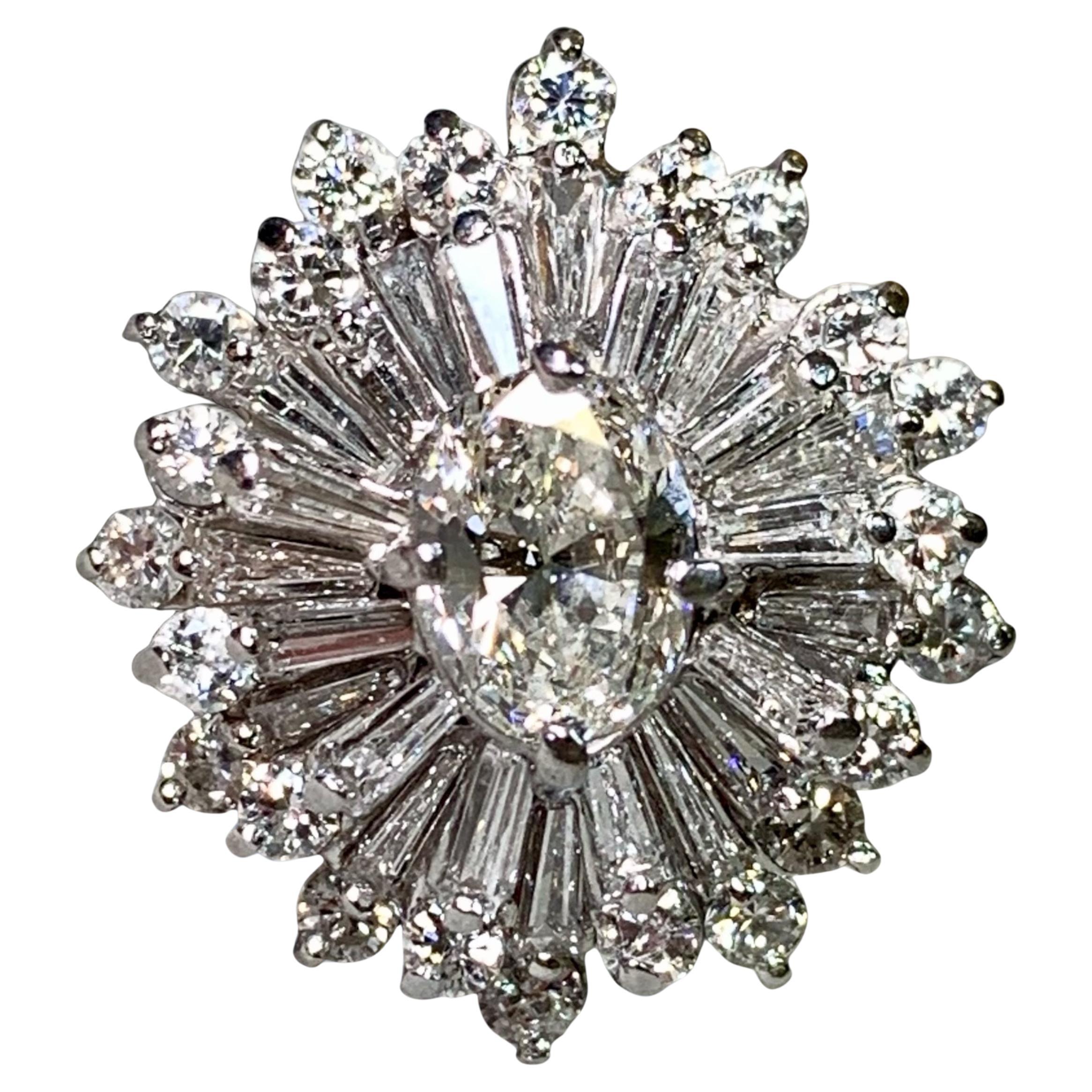 Bague cocktail vintage en platine avec baguette ovale de diamant et flocon de neige en vente