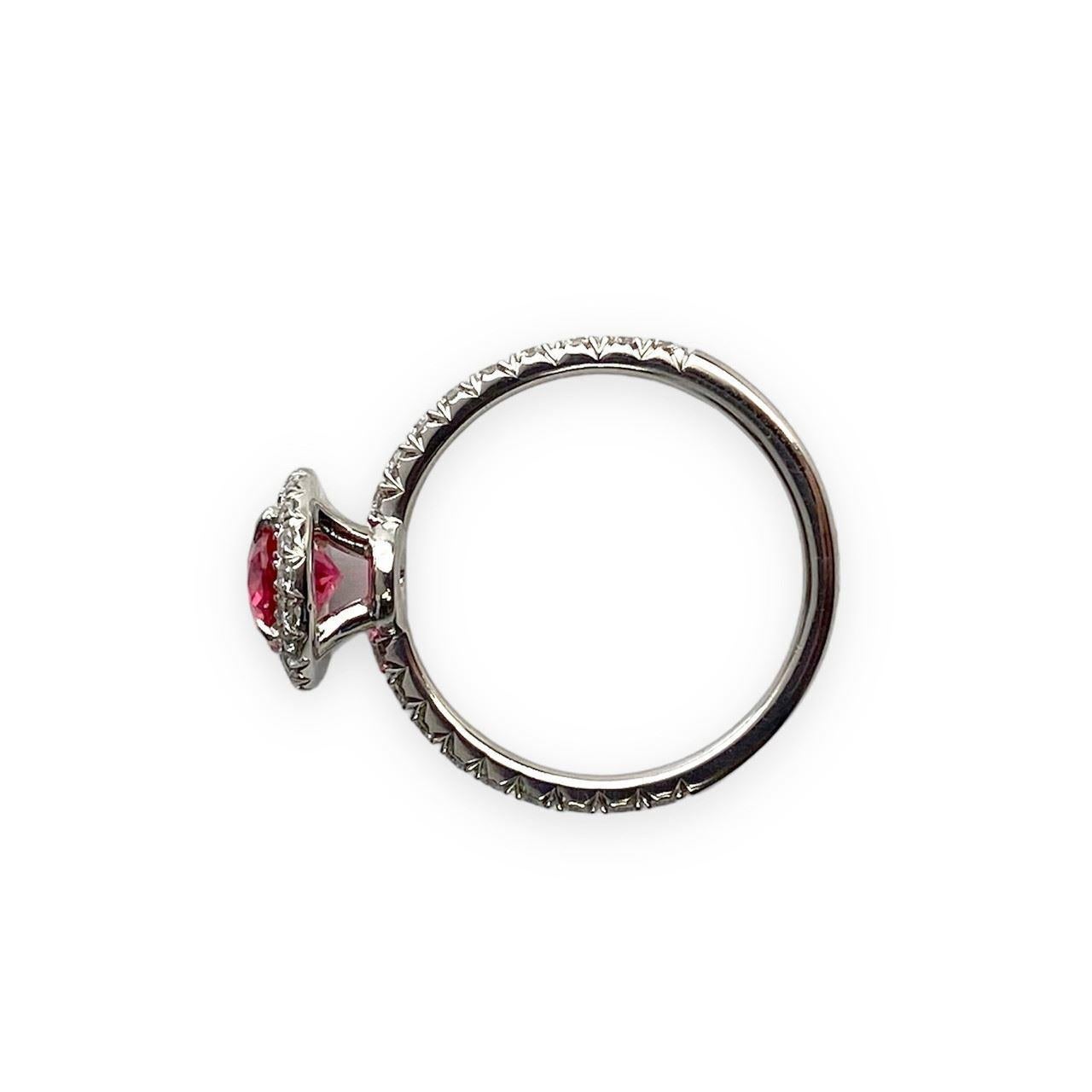 Contemporaneo Anello vintage in platino con spinello ovale da 1,29 carati e diamante