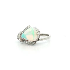 Anello vintage in platino a forma di pera con opale australiano infuocato e ape con diamanti