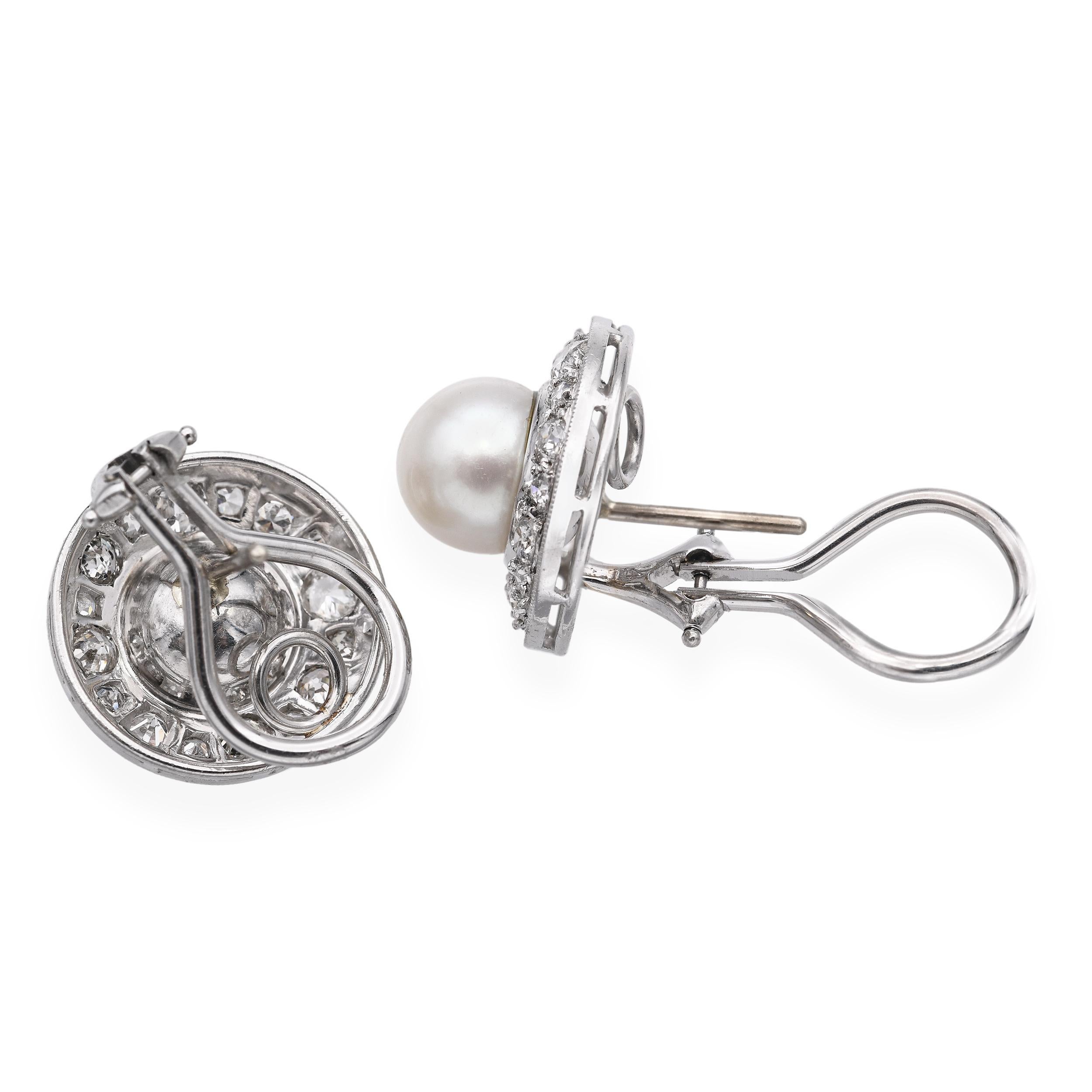 Pendientes vintage de perlas de platino y diamantes Euro Antiguo en Bueno estado para la venta en New York, NY