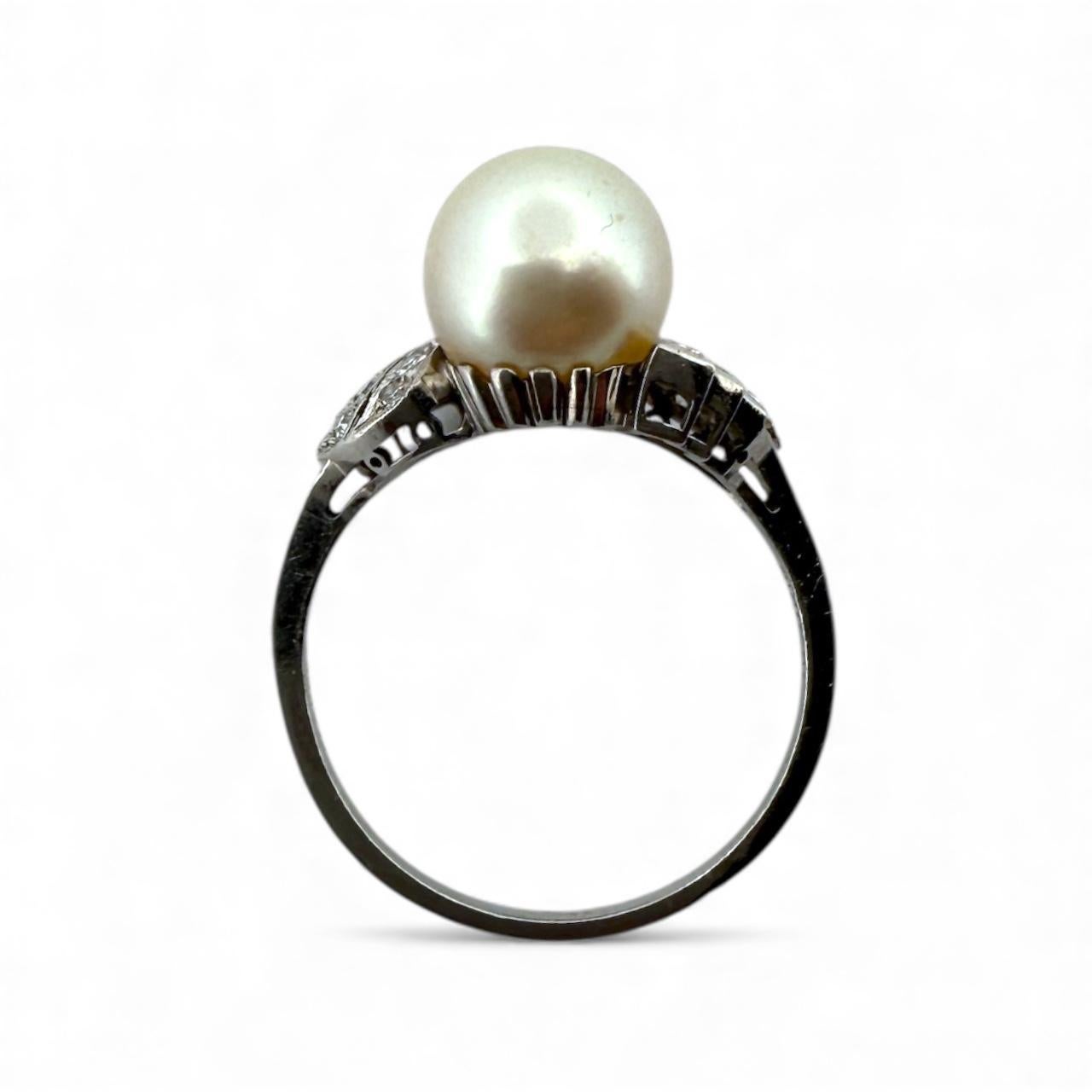 Bague de cocktail vintage en platine avec perles et diamants en vente 3